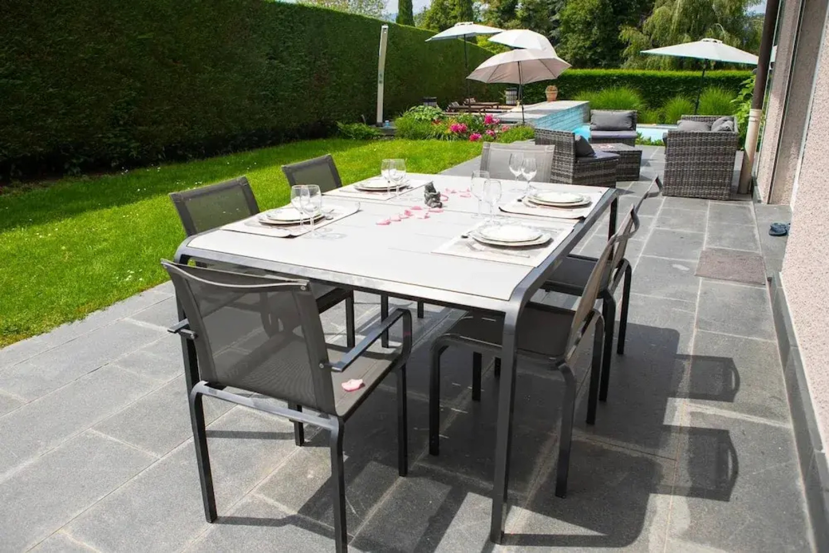 Villa au Bord du lac Avec Piscine Privee et Acces Direct au lac