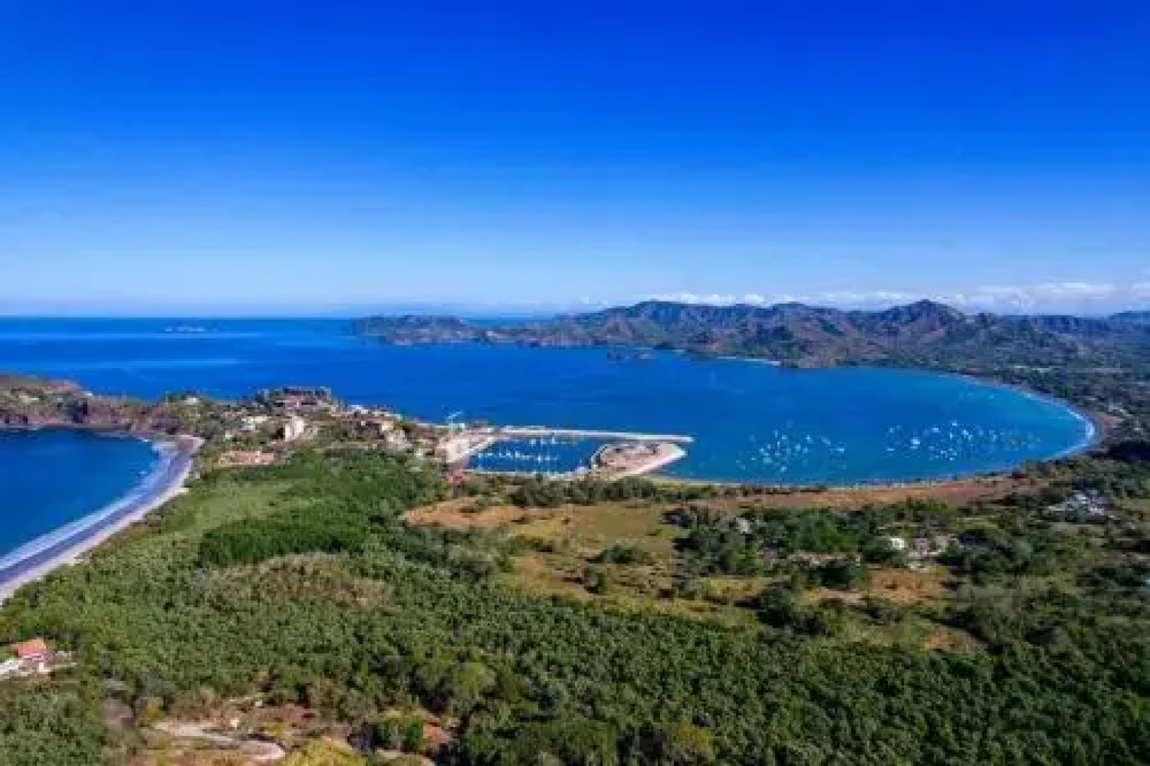 Beachfront Luxury condo with 2 swimming pool