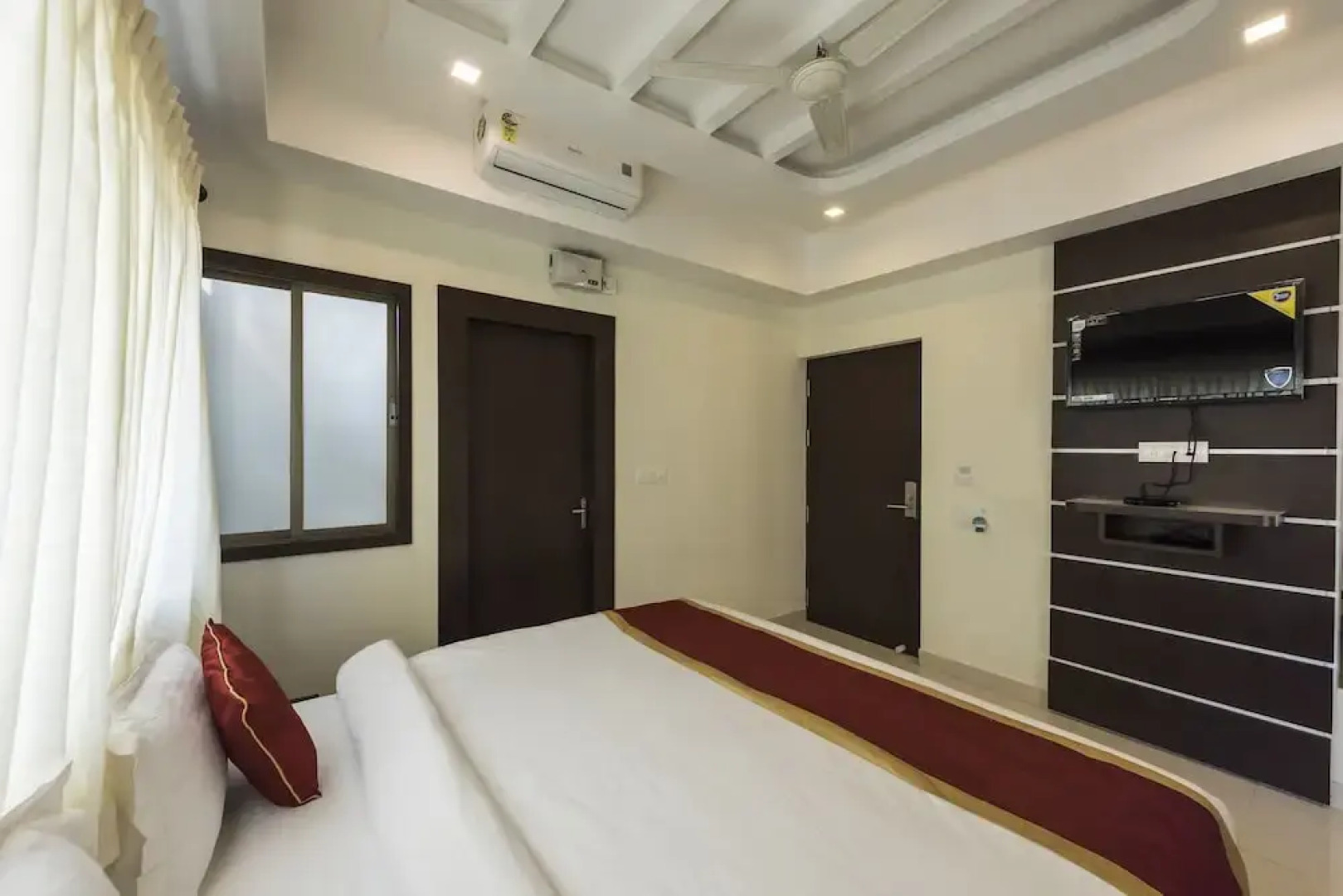 OYO 11414 Hotel Silver Suites