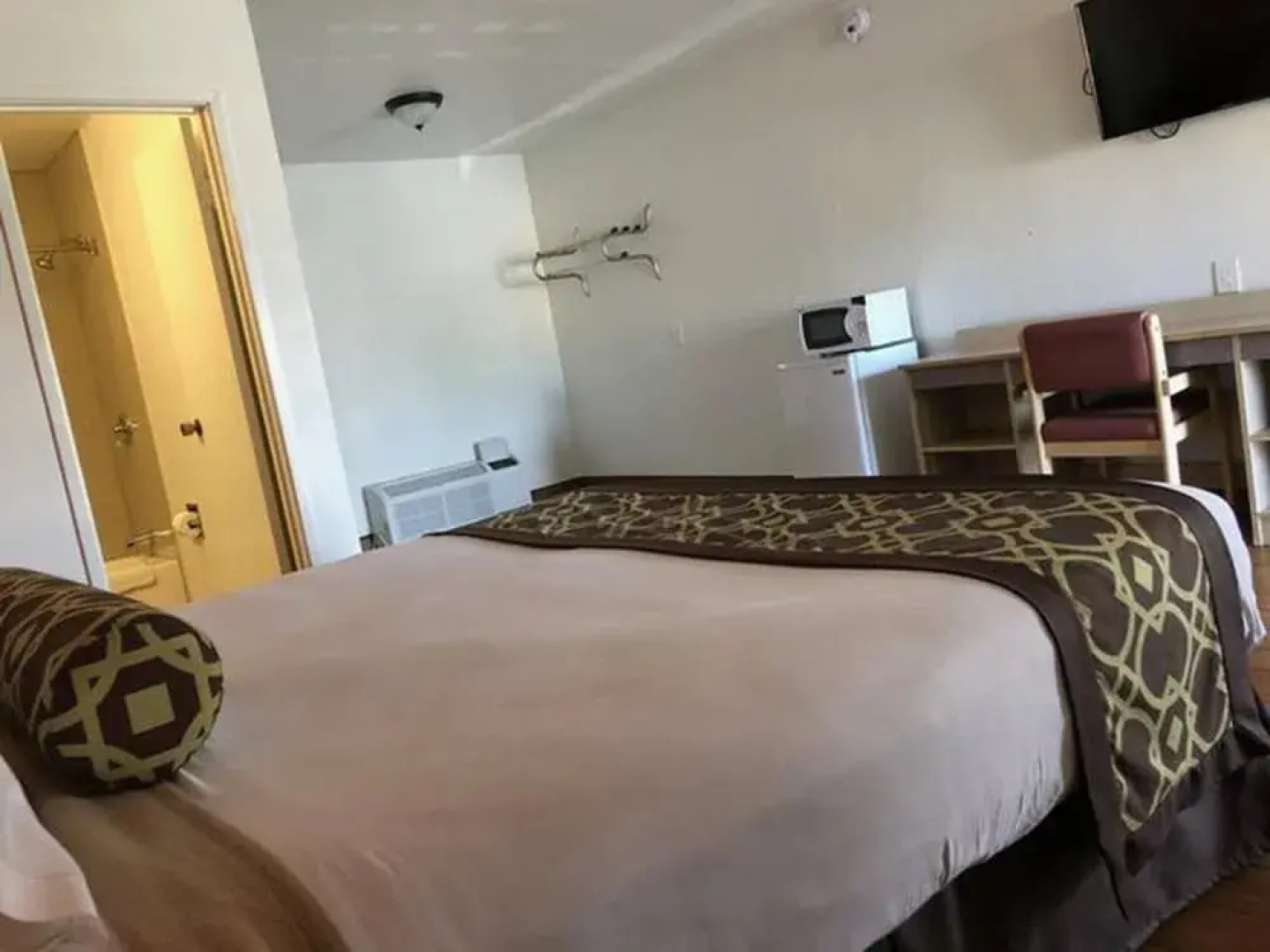 New American Inn and Suites