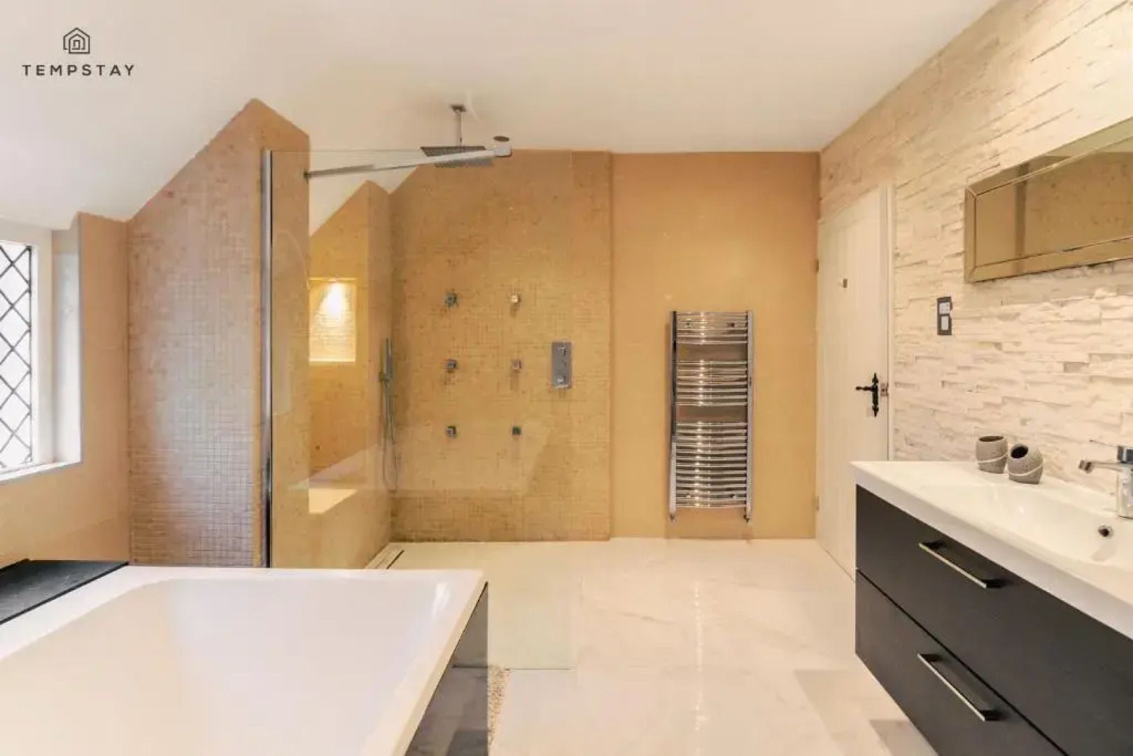 Hidden Gem! Luxury 5 Bed Near Warner Bros Studios