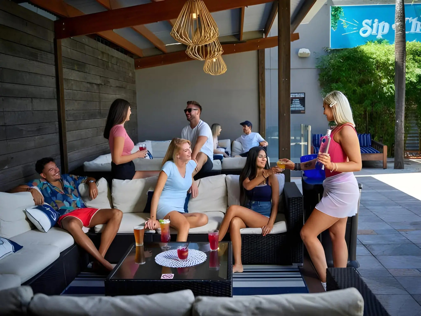 Gilligan's Backpackers Hotel & Resort