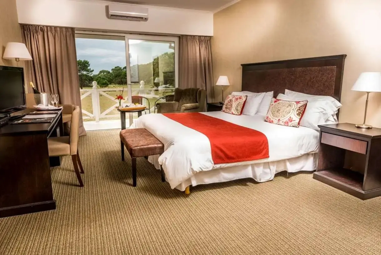 Howard Johnson Hotel & Convention Center Madariaga - Carilo