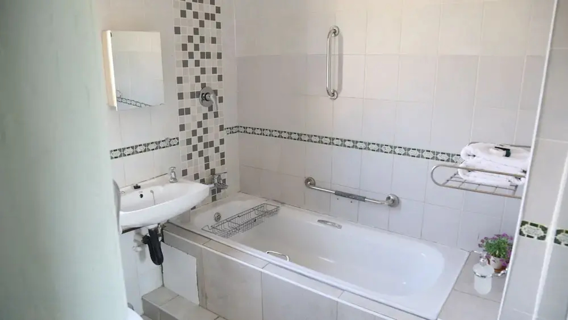 Roba Monakedi Guest Lodge