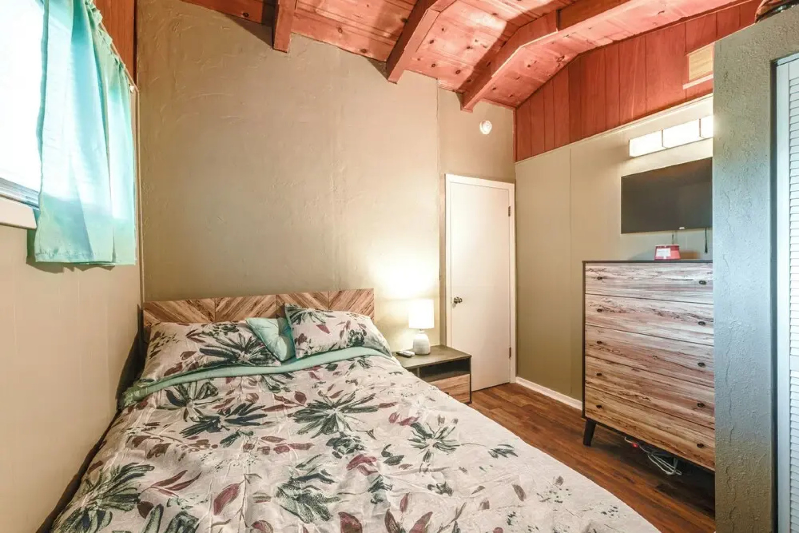 < 1 Mi to Water: Cozy Clearlake Cabin