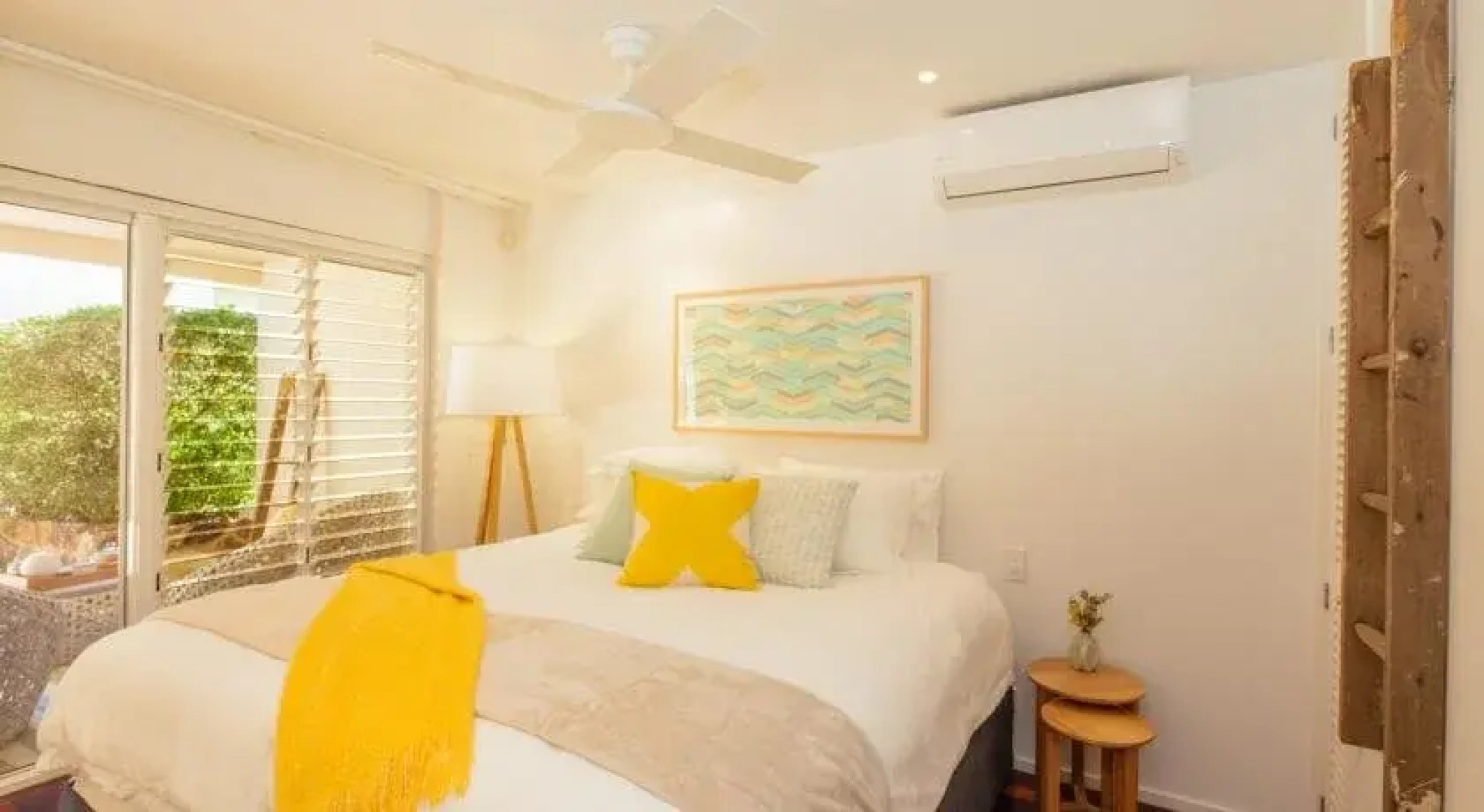 3 Dolphins Apartments