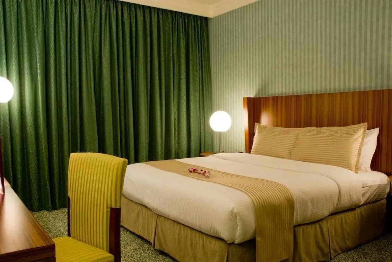 Отель City Seasons Al Hamra Hotel