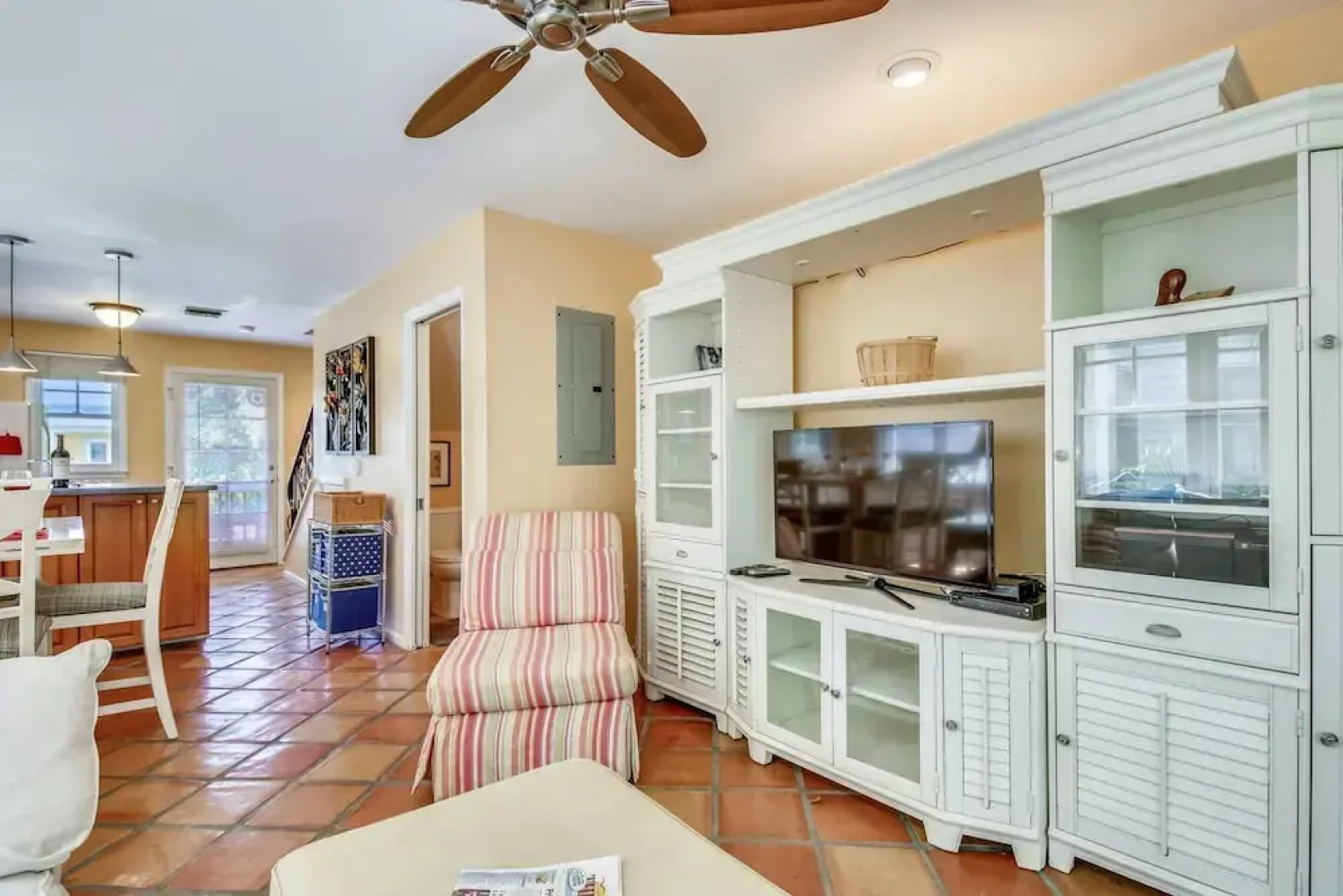 Cottage by the Pool by Avantstay w/ Balcony, BBQ & Shared Pool! Month Long Stays Only