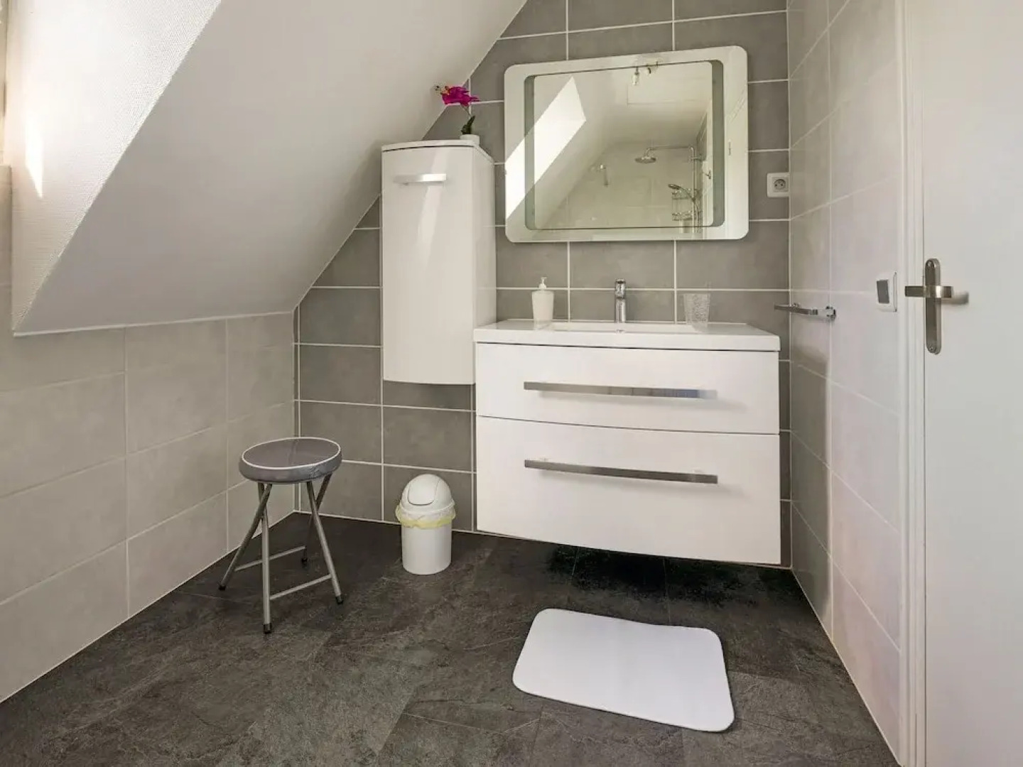 Quaint Holiday Home in Logonna-daoulas Near Sea