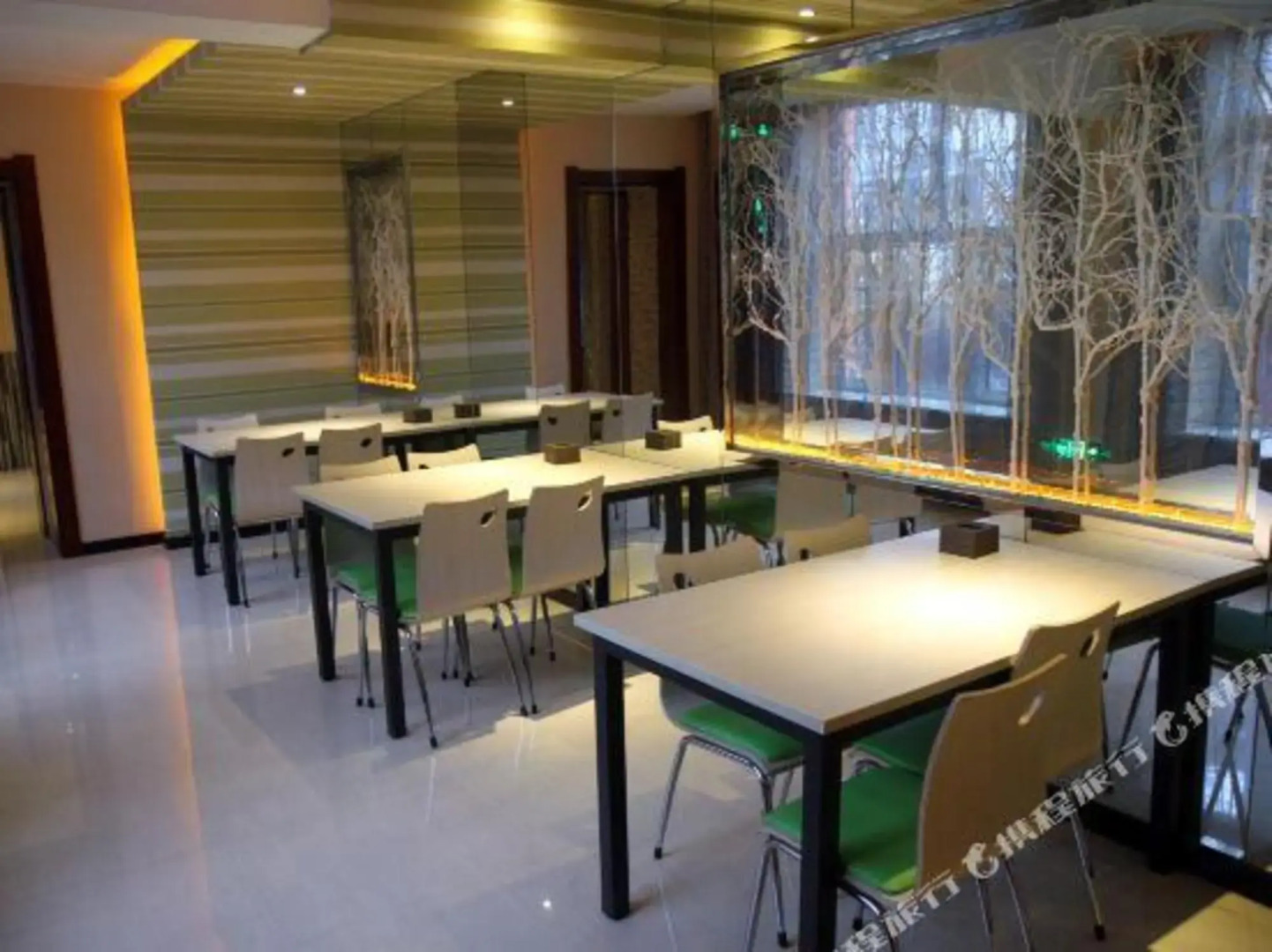 RuJia Ease Hotel (Mudanjiang High-Speed Railway Station University Town)