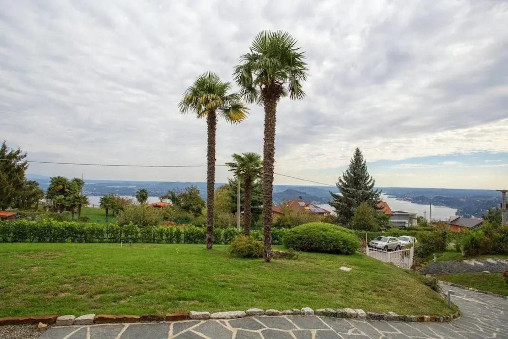 Contemporary 3 Bed Italian Lakes Villa, Lake Views, Wifi, BBQ