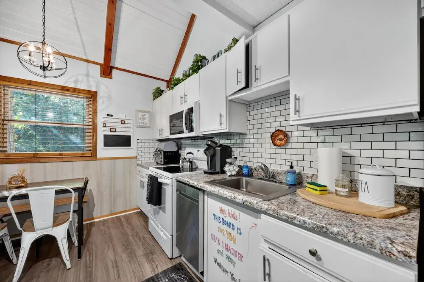 Mountain Escape With Hot Tub & Stargazing 3 Bedroom Cabin