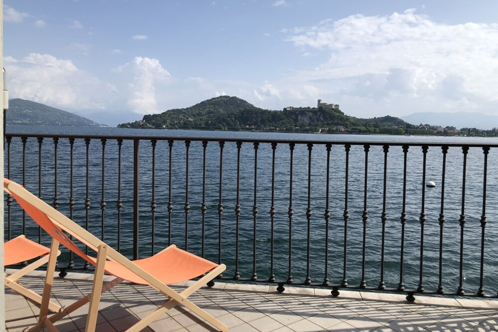 Volo Di Gabbiani Pied Dans L' Eau