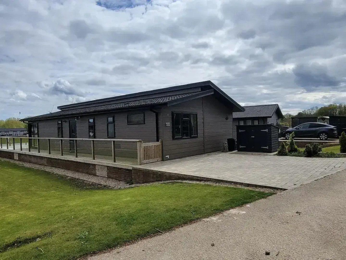 Luxury 2-bed Lodge in Routh, Sleeps 4 With Hot Tub