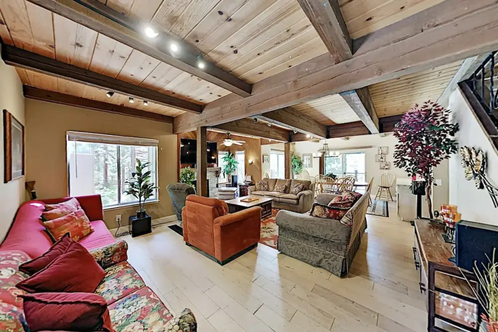 Expansive 7br W/ Hot Tub & Game Room 7 Bedroom Home