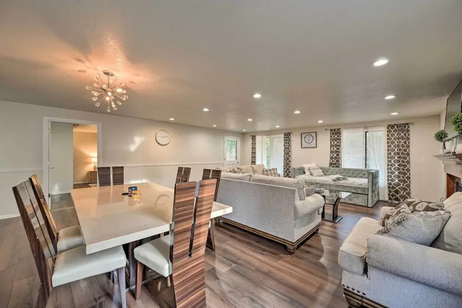 Shoreline Home w/ Deck ~ 14 Mi to Downtown Seattle