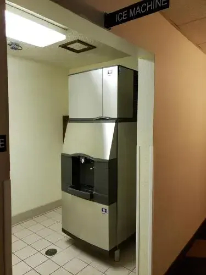 The Center Lodge and Jacuzzi Suites