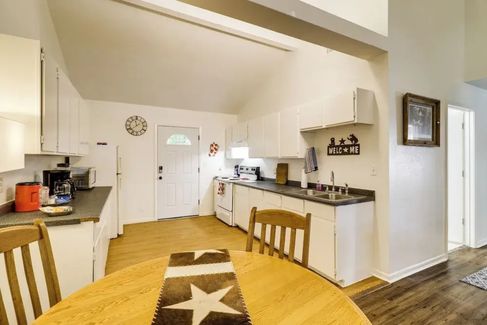 Wine Tours & Antiquing: Townhome Near Dtwn Brenham