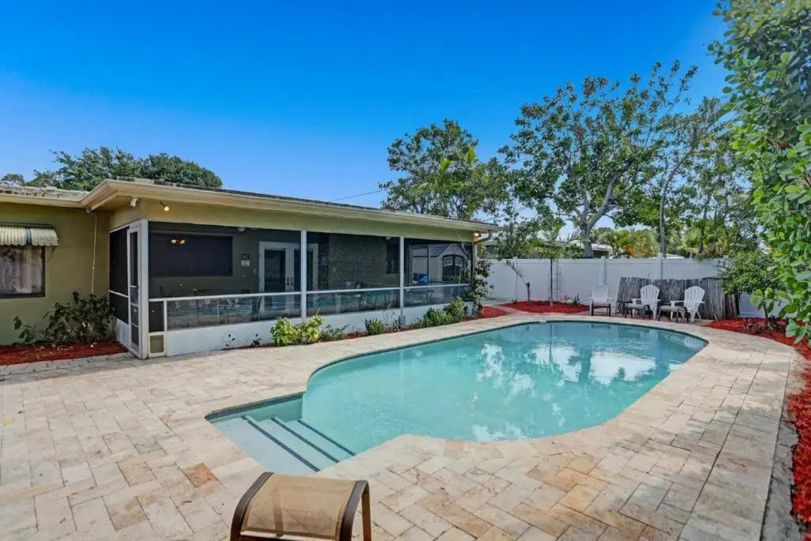 NEW Adorable Villa 7 min to Beach Trampoline