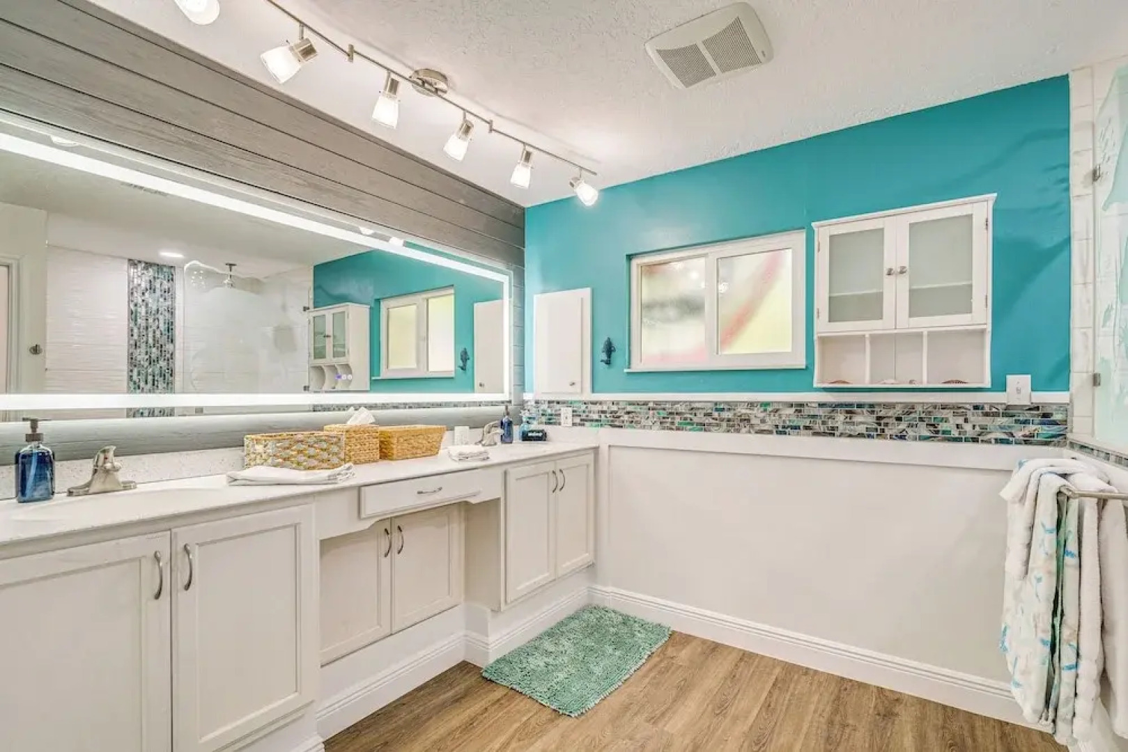 Canal-front Outdoor Oasis: Home in Crystal Water