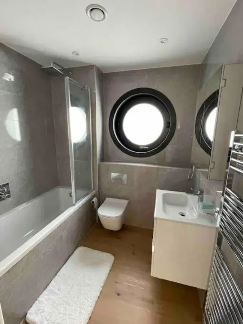 Gorgeous 2 Bed Apartment with Stunning Sea Views with Free Parking and Fast Internet