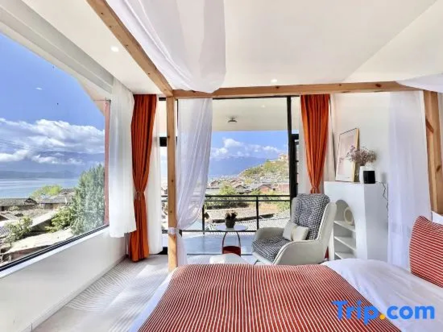 Lugu Lake Yunshang Flower Blossoms Half Mountain Lake View Resort