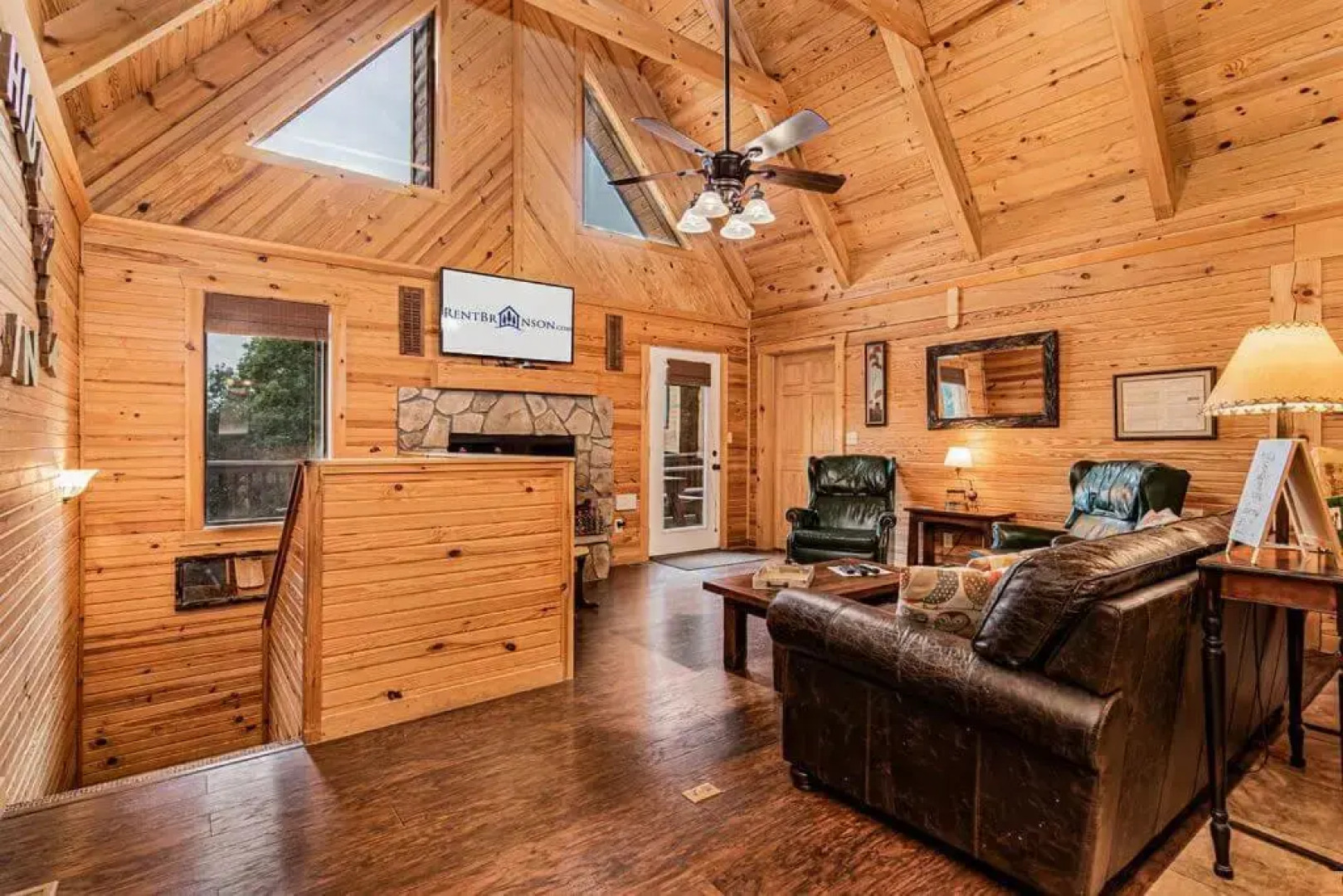 Luxury 2700 Sq Ft Log Cabin Private Hot Tub Game room Pool Table Best View