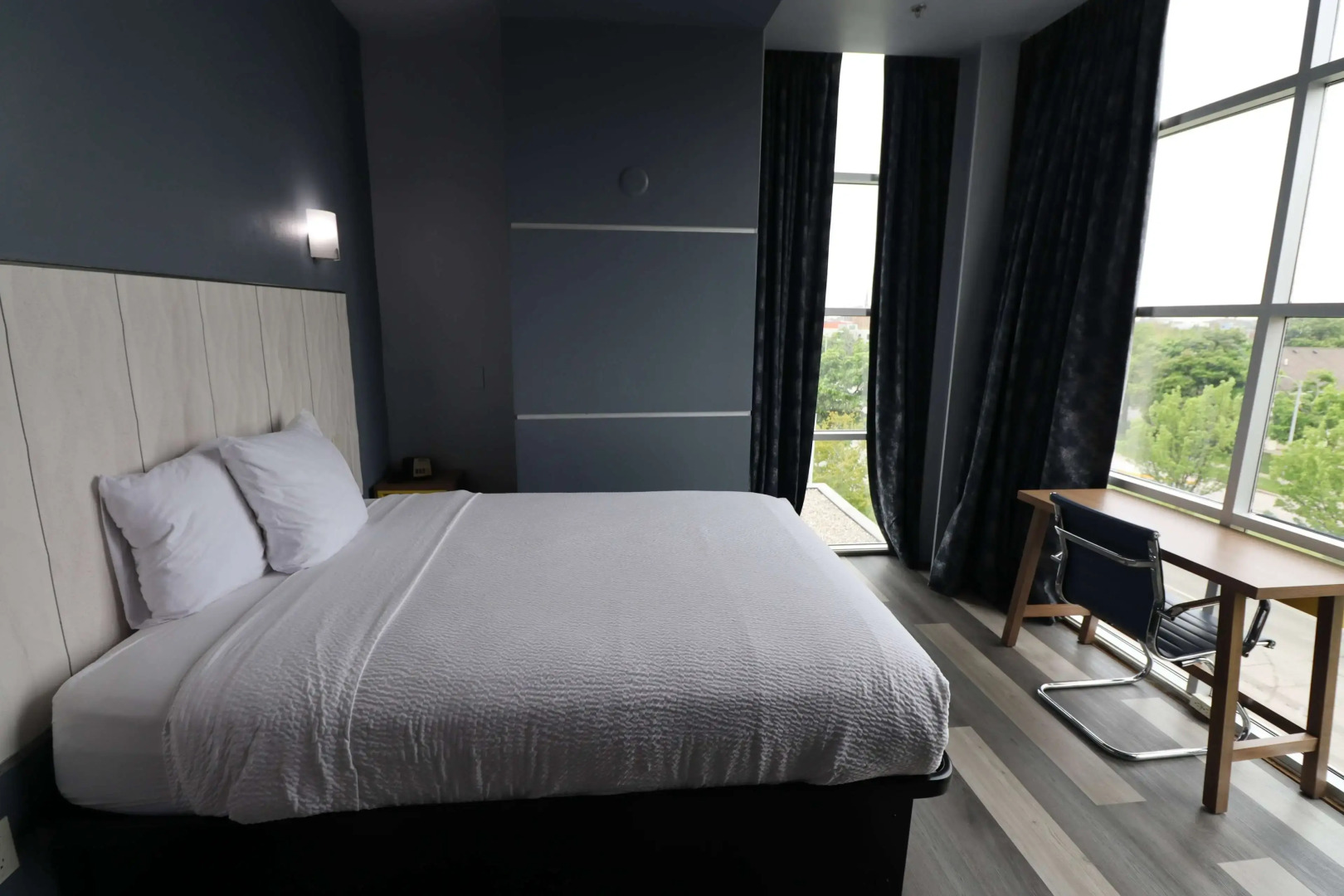 Days Inn & Suites by Wyndham Milwaukee