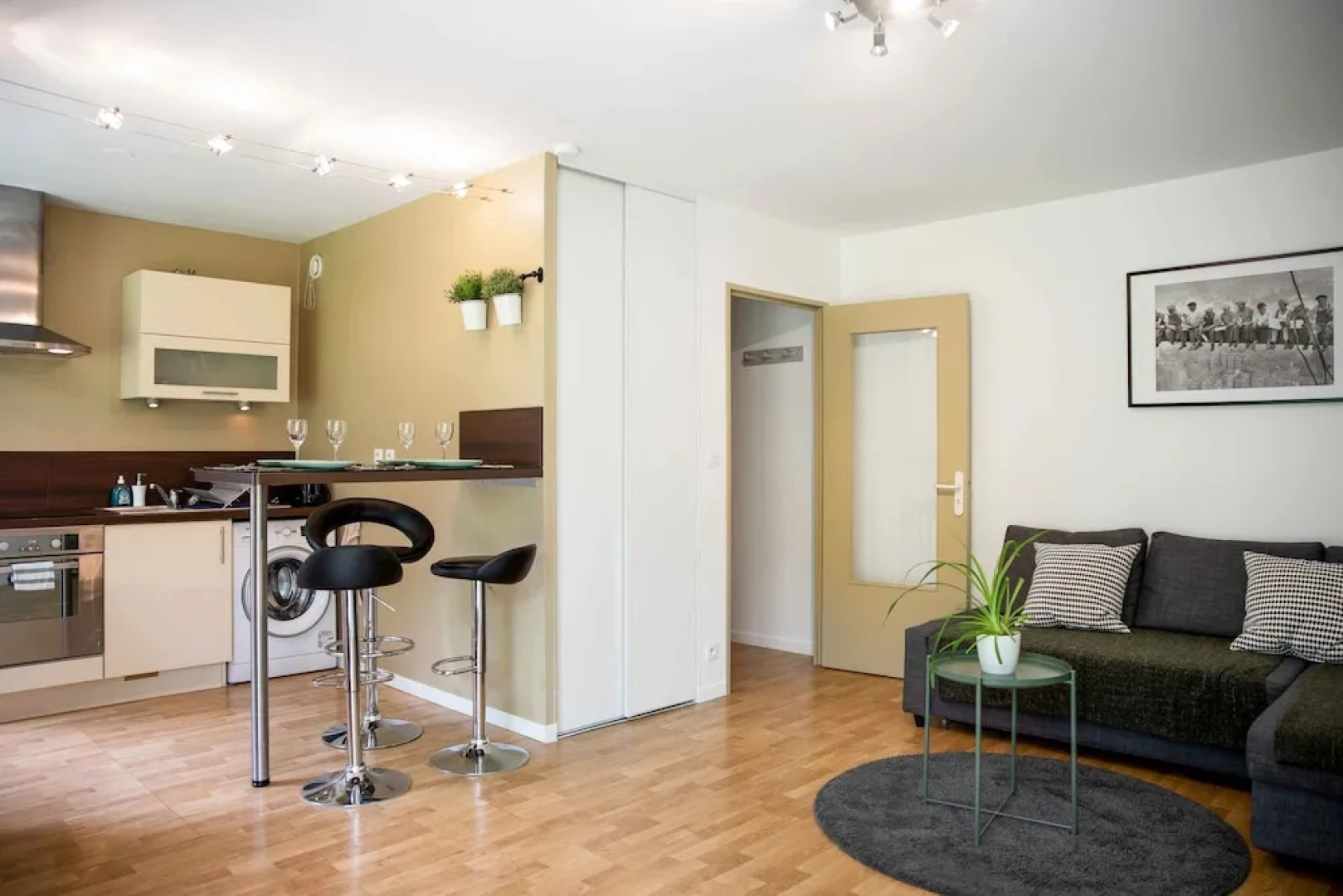 Chic Appartement avec Terrasse, Parking Privatif