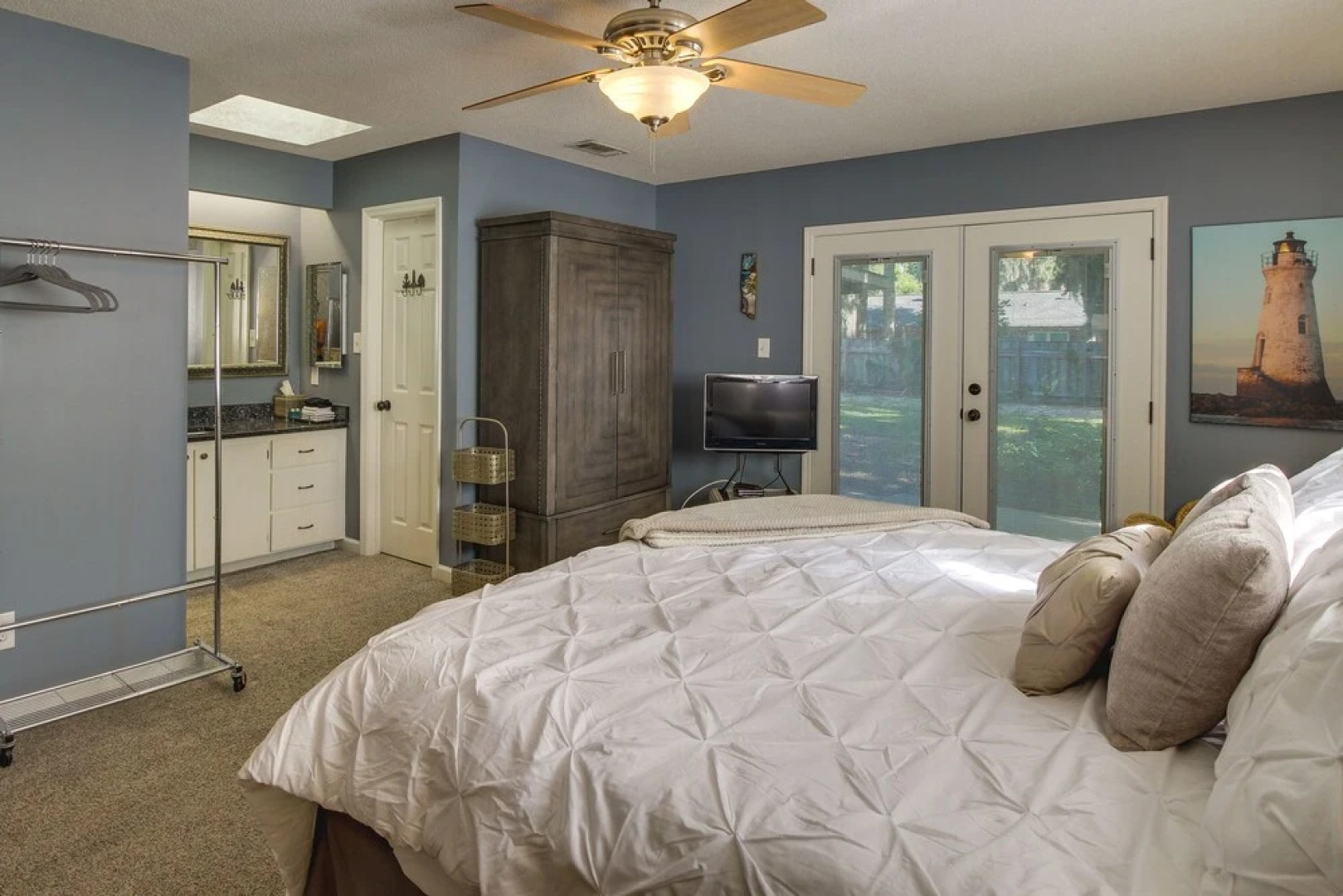 Sunny Savannah Home w/ Hot Tub ~ 10 Mi to Downtown