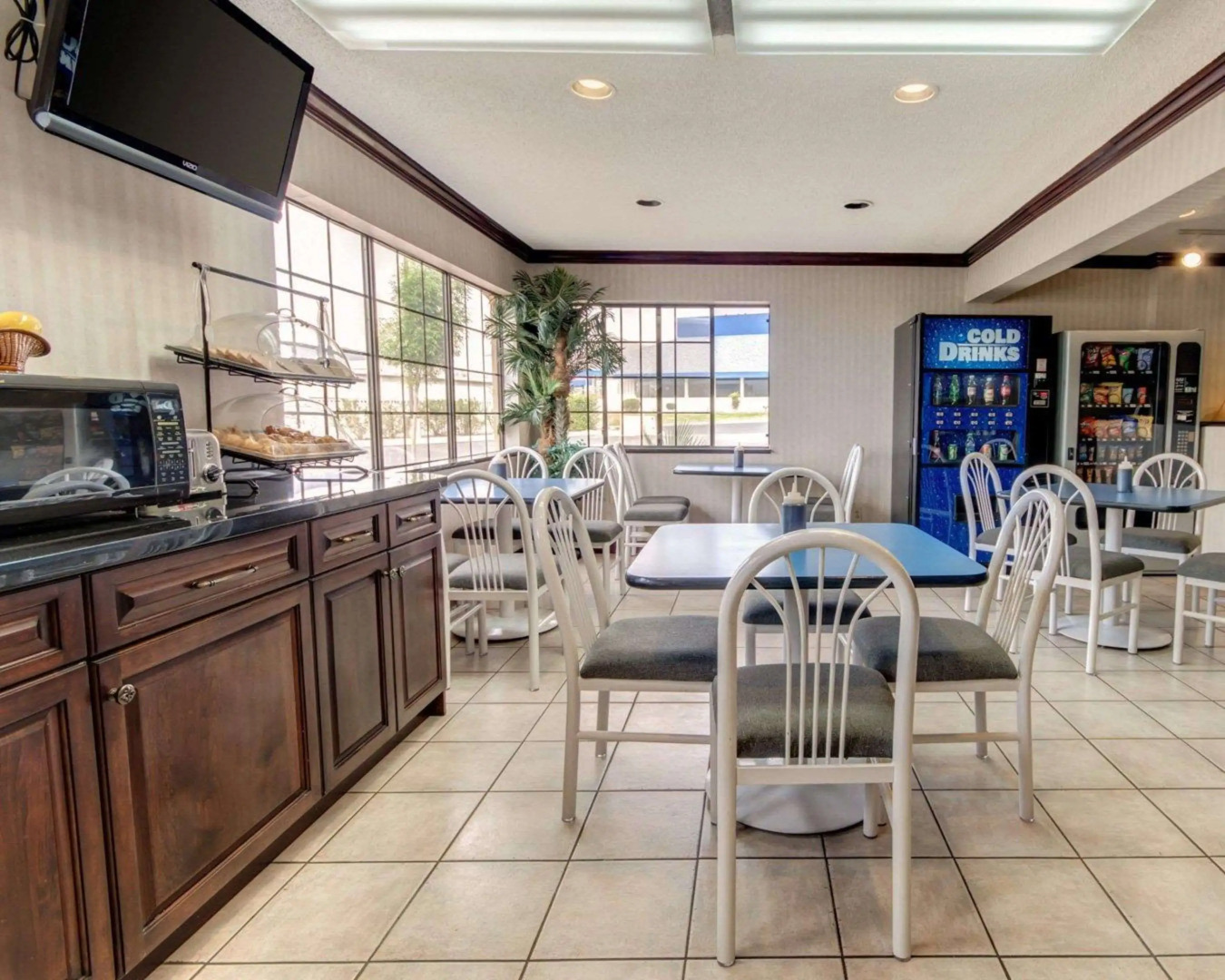 Econo Lodge Inn & Suites El Paso West