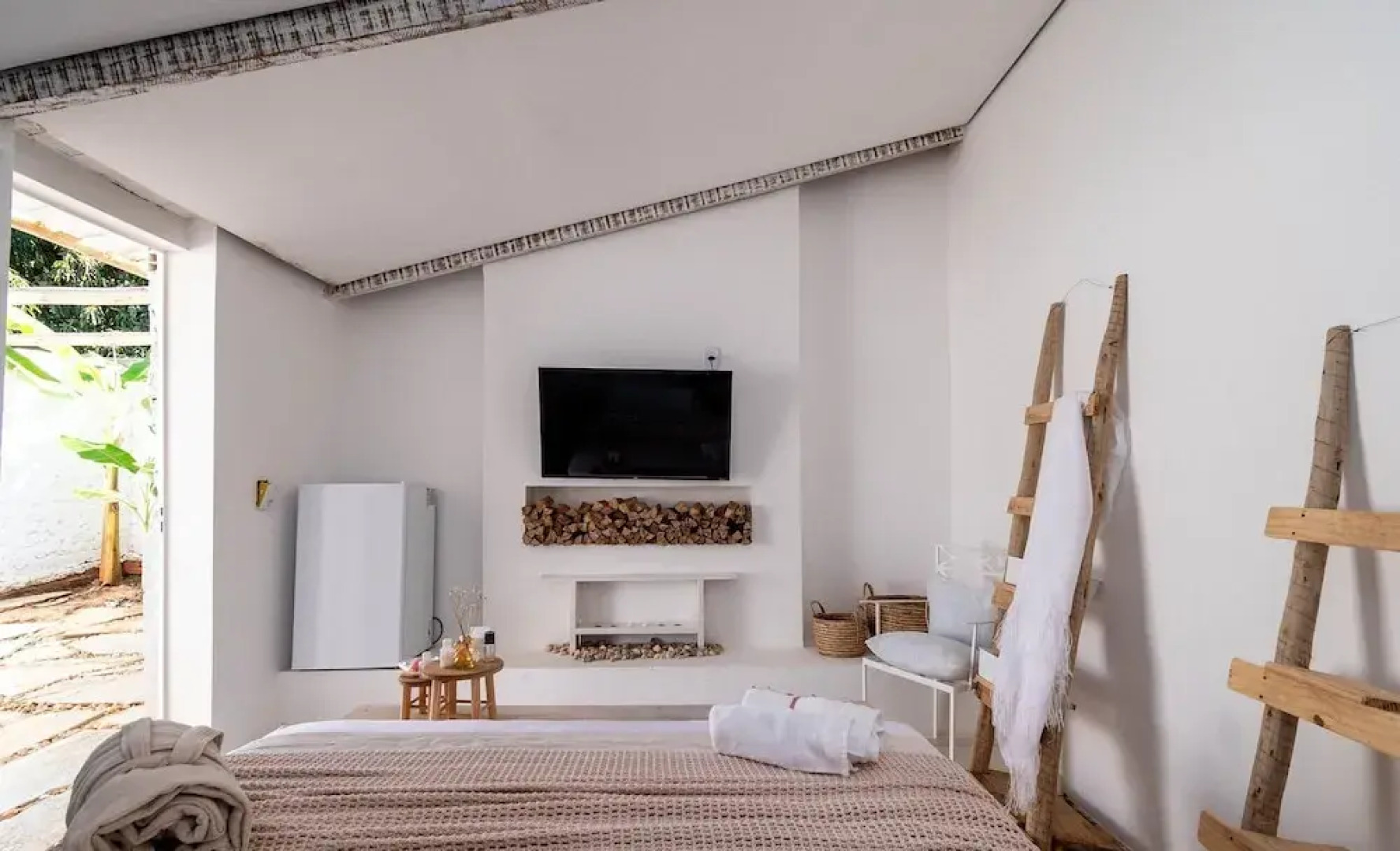 Cozy Lakefront Suites RGB