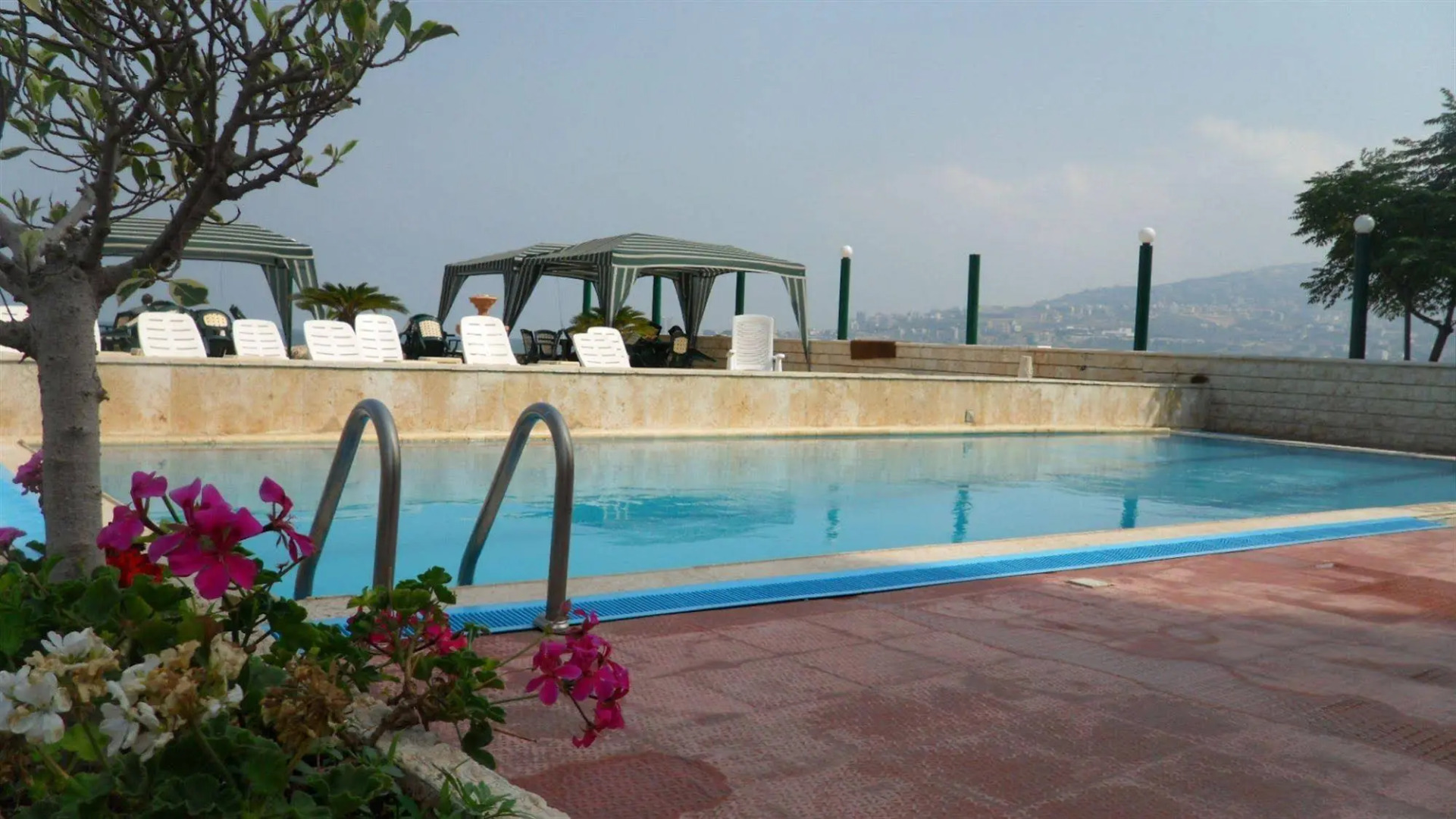 Holiday Suites Hotel And Beach