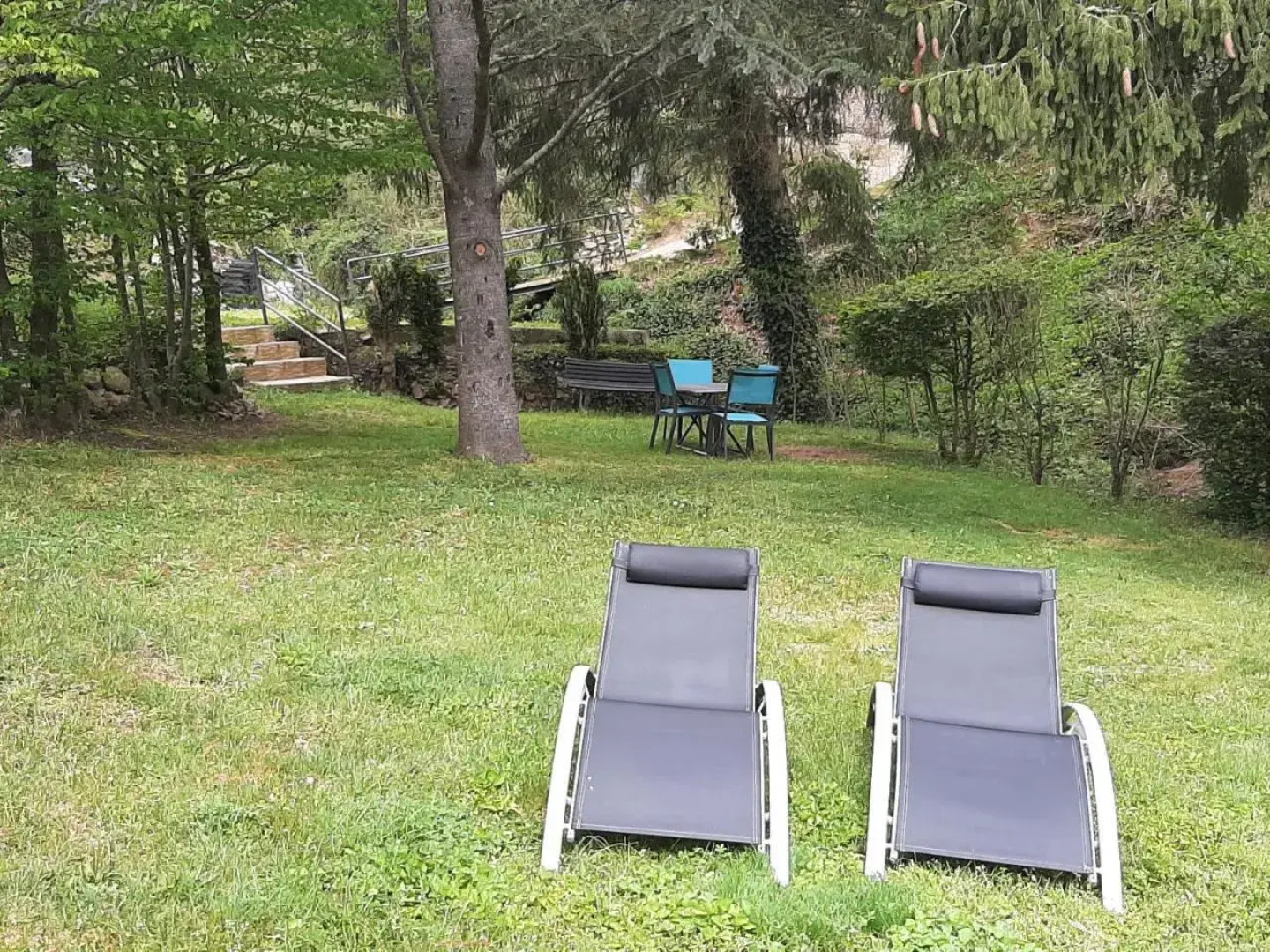 maison en pierre dans un écrin de verdure