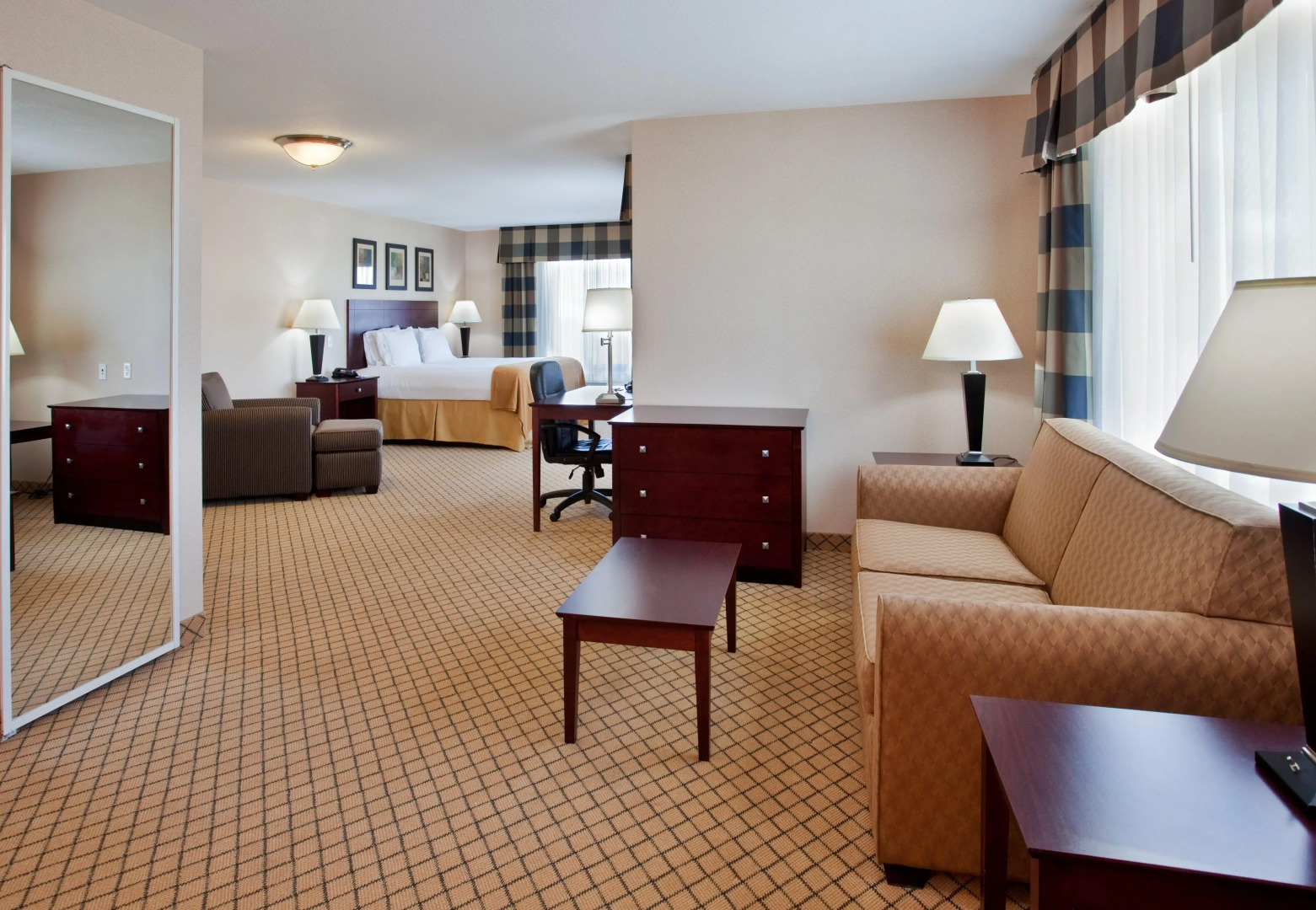 Holiday Inn Express & Suites Wichita Airport by IHG