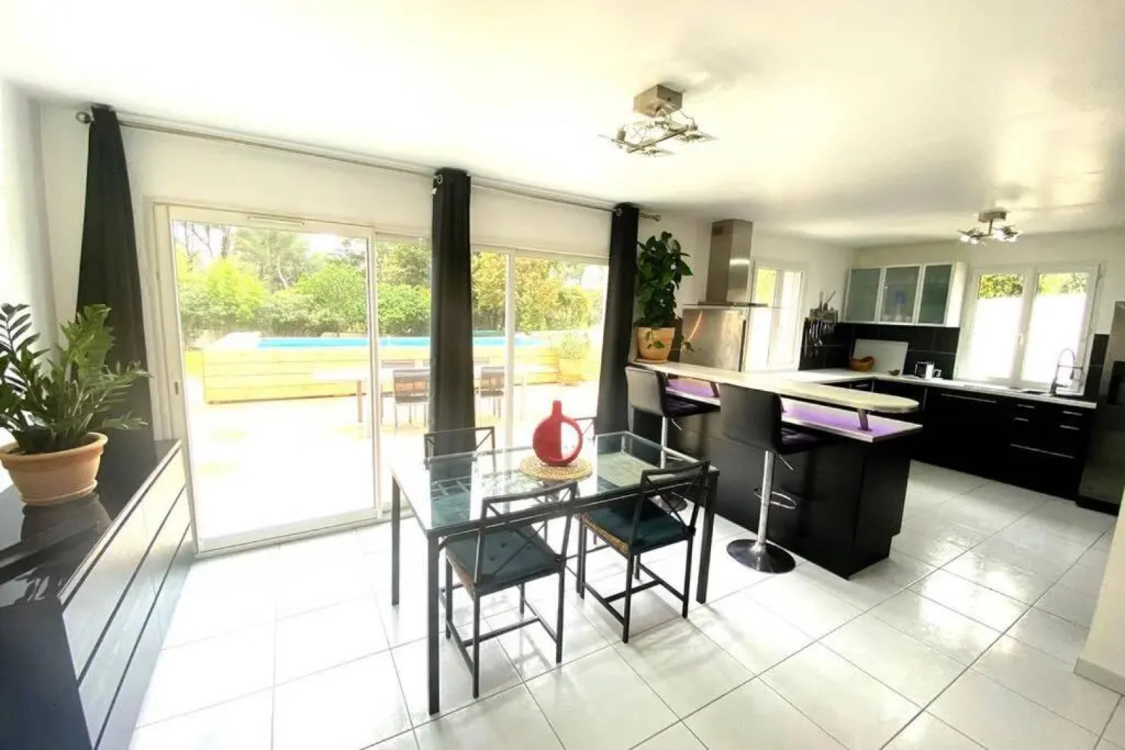 VILLA 6 PERSONNES /PISCINE/CAMPAGNE/TERRAIN DE PETANQUE/15 km BANDOL