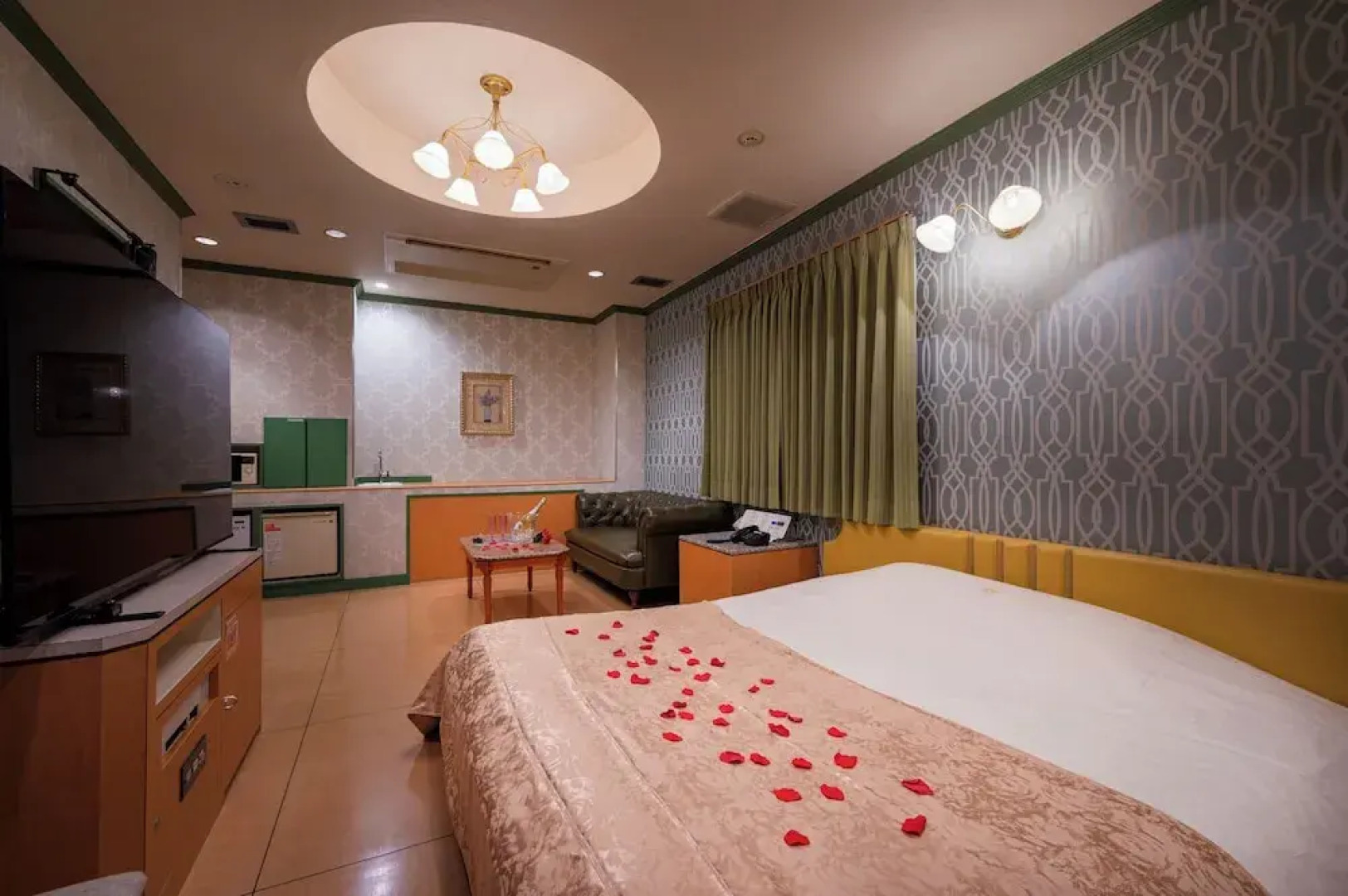 Happy Kiss - Adults Only