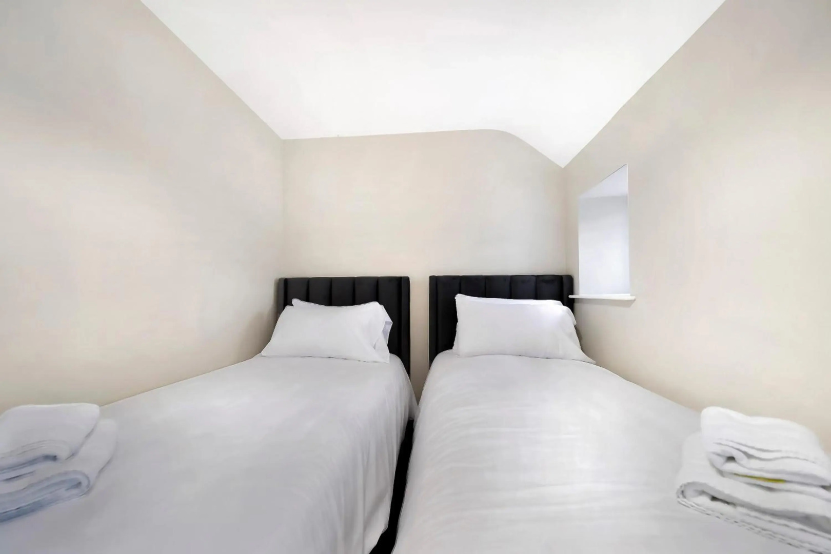 New Glenside Cottage sleeping 4 guests