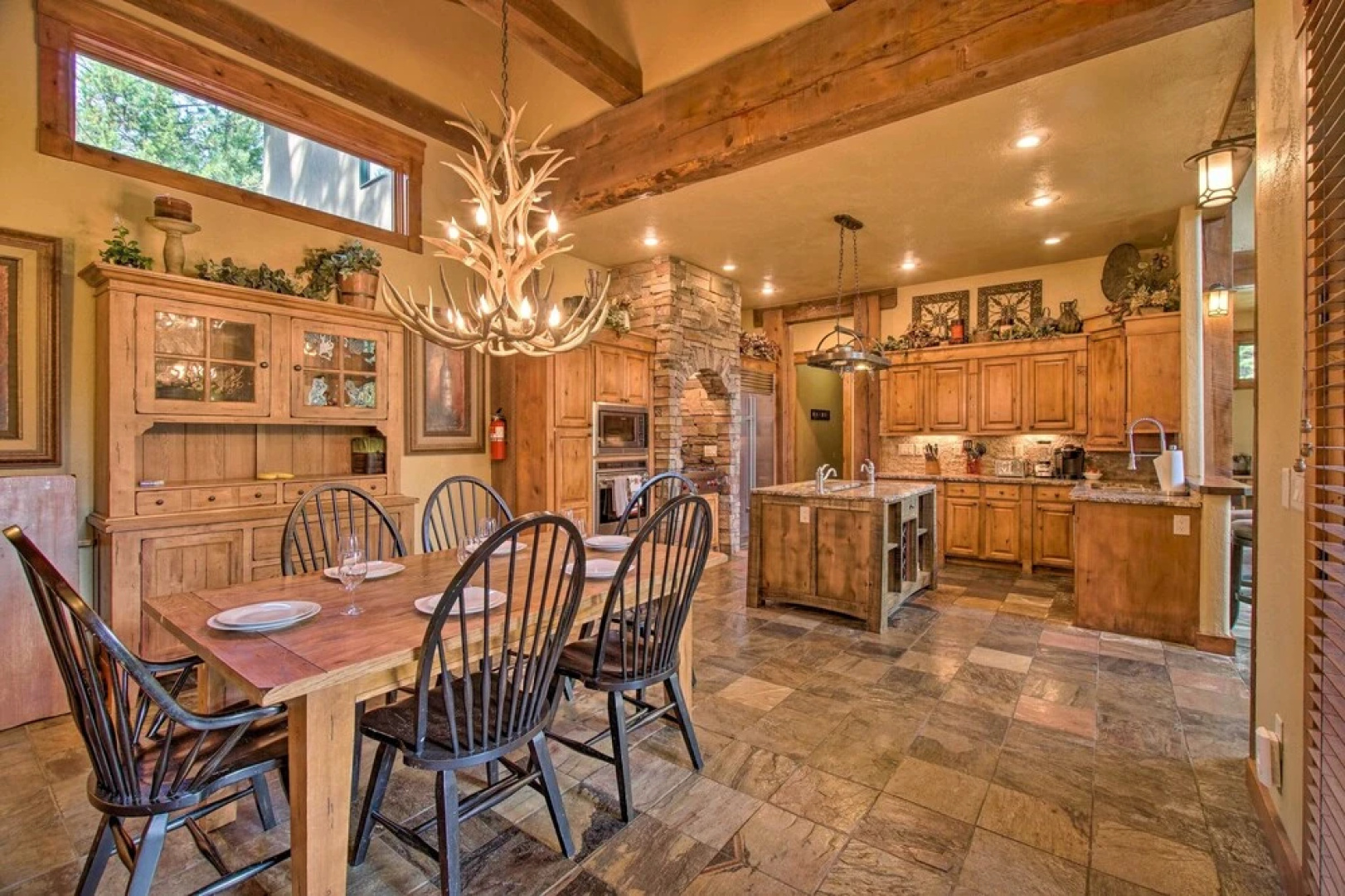 Luxe Mccall Cabin w/ Hot Tub ~ 8 Mi to Skiing