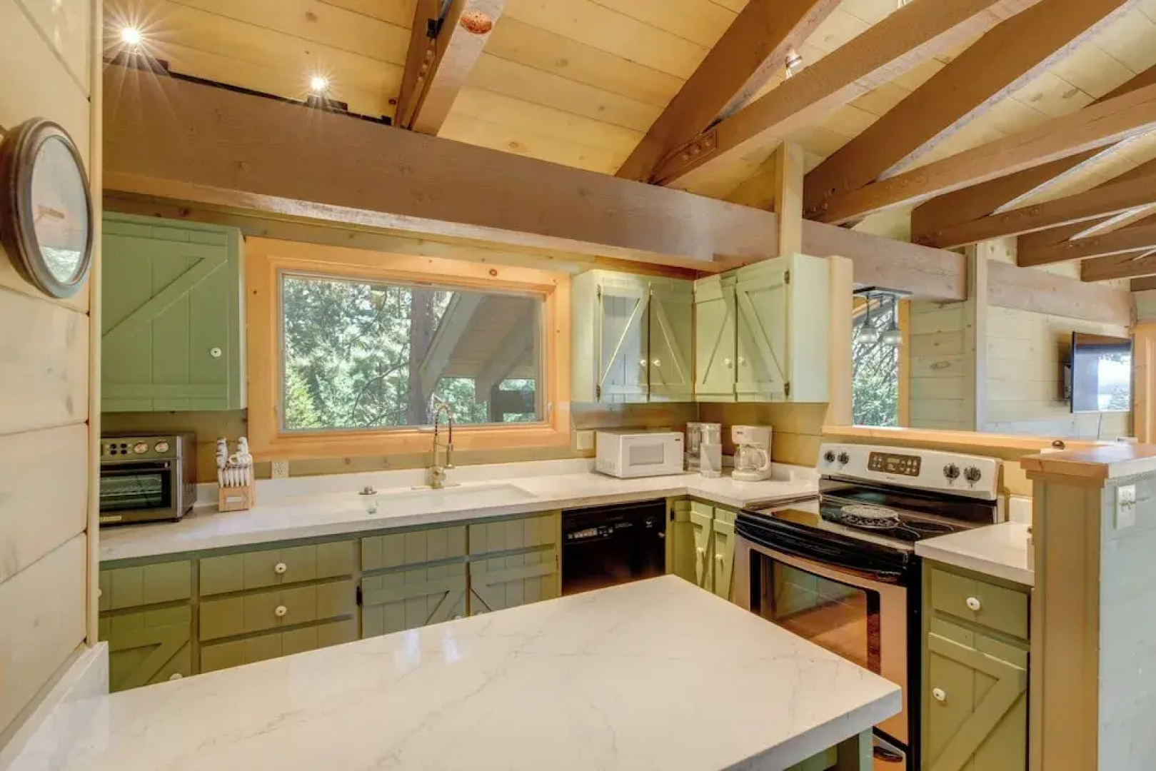 1 Mi to Beach & Golf Course! Lake Almanor Cabin