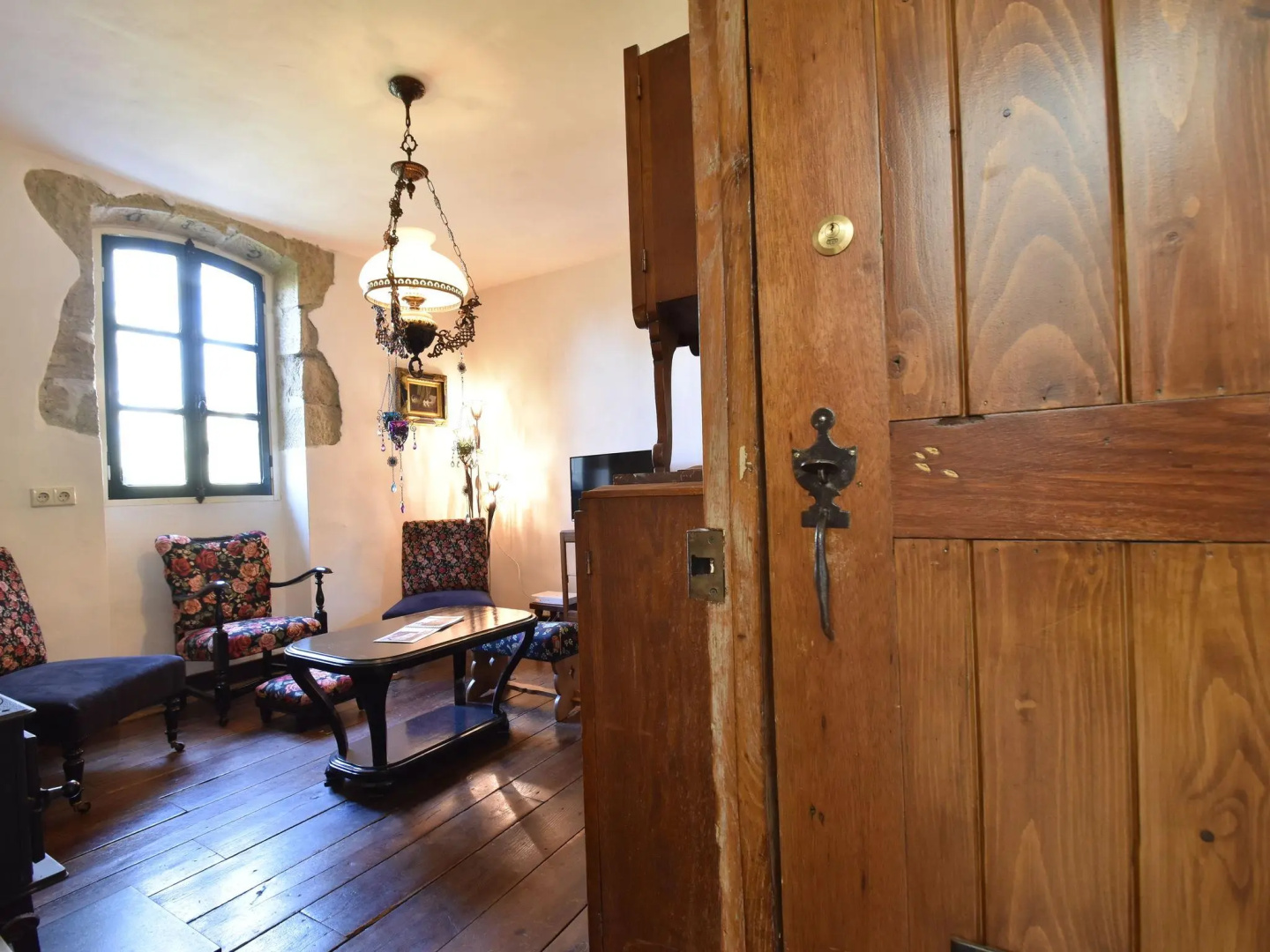 Cute and authentically furnished railway house, beautiful garden, BBQ,stone oven