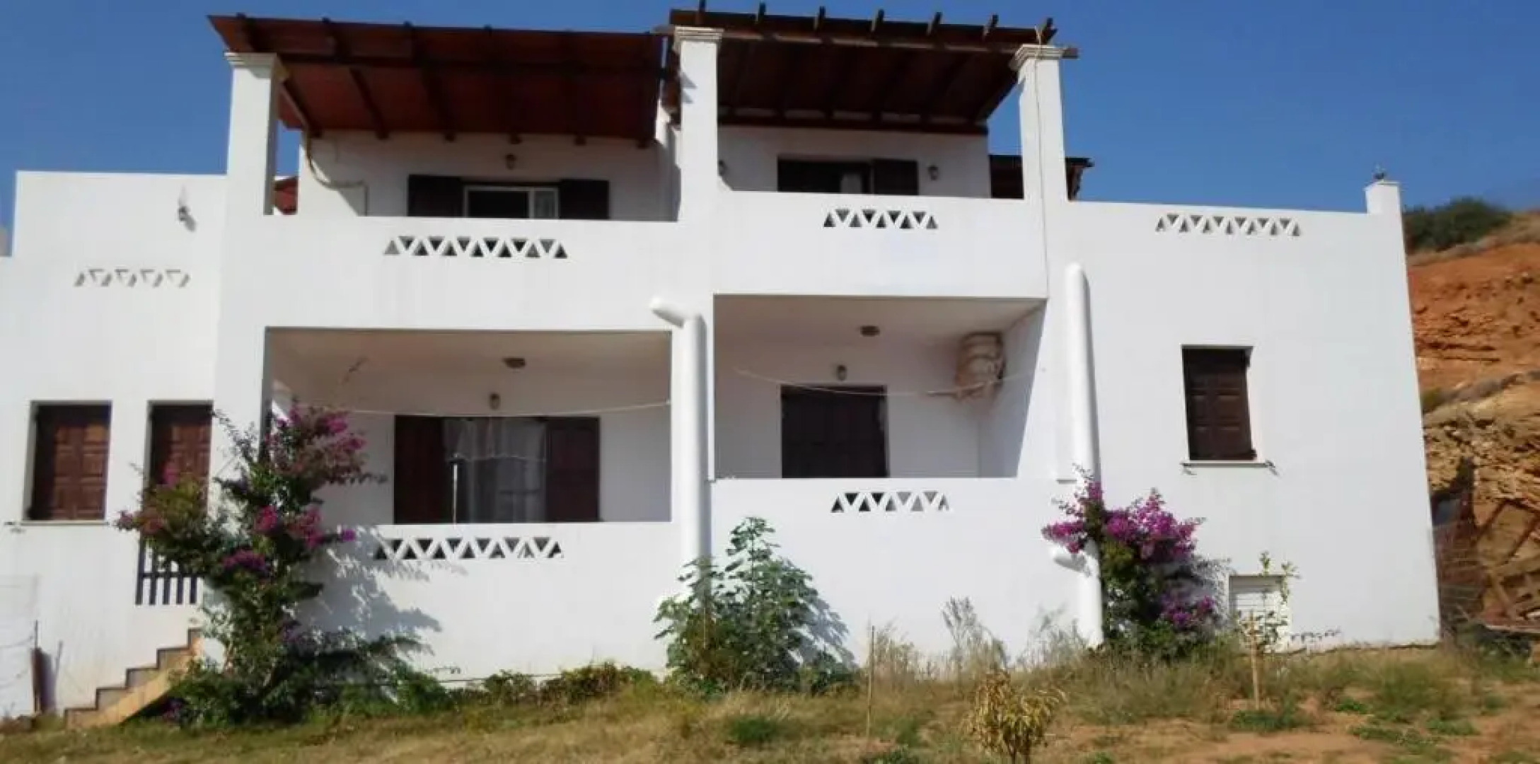 LALAROUS Studios & Apartments