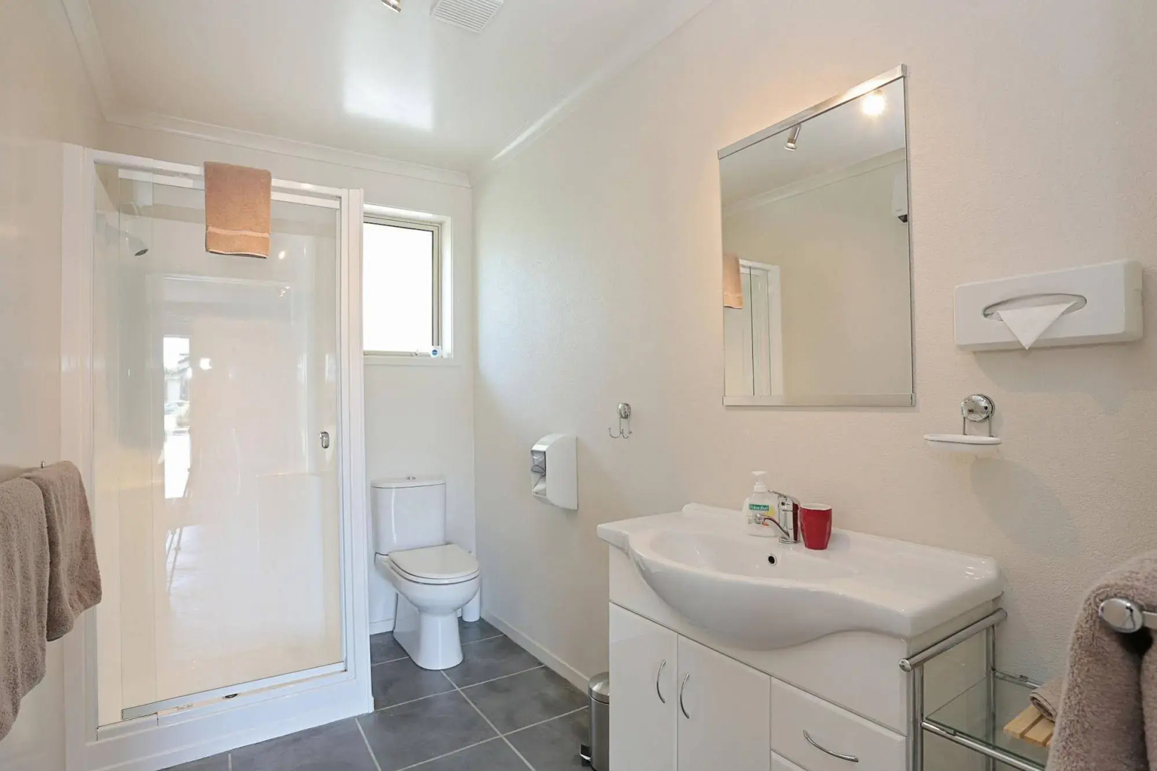 Admiral Court Motel & Apartments