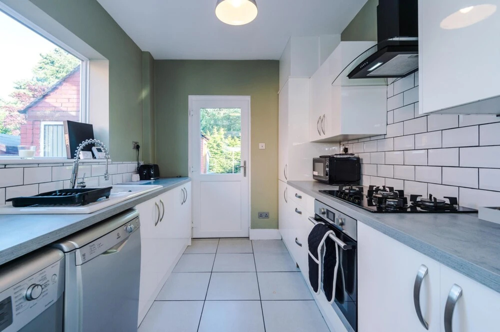 Premium 3 bed Detached House - off Road Parking - Bromborough