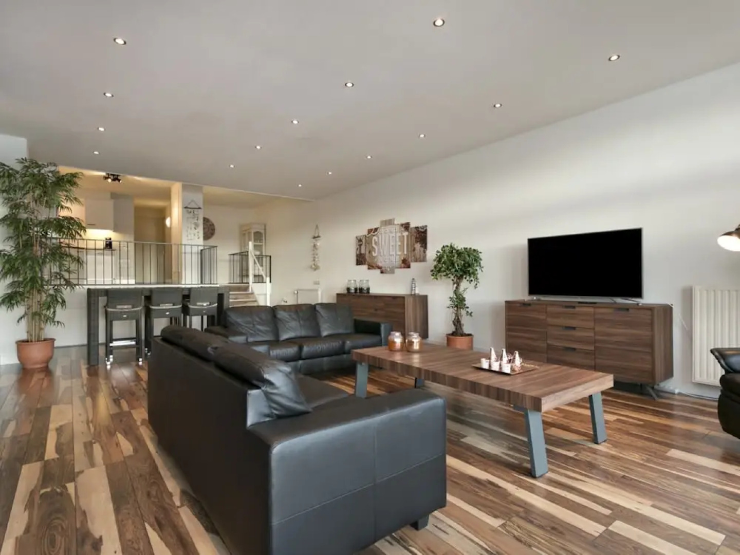 Spacious Luxury Apartment With Beautiful Views of the Marina