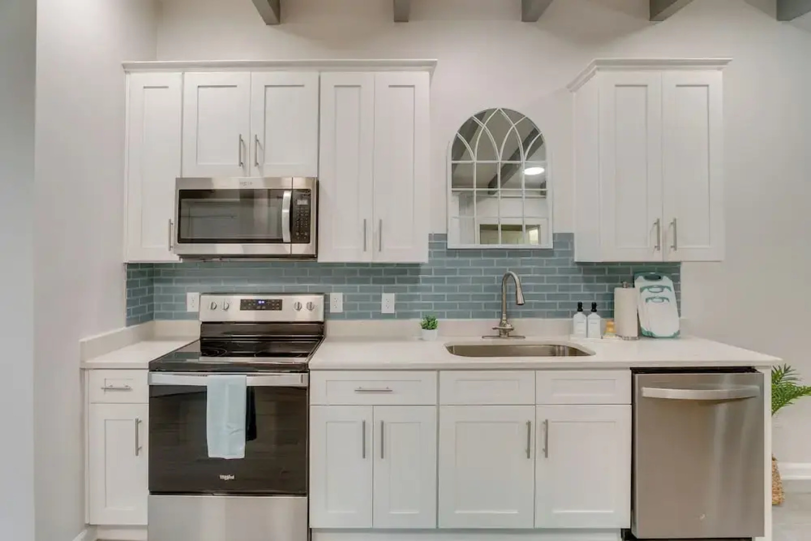 Bright Jekyll Island Home w/ Deck < 1 Mi to Beach