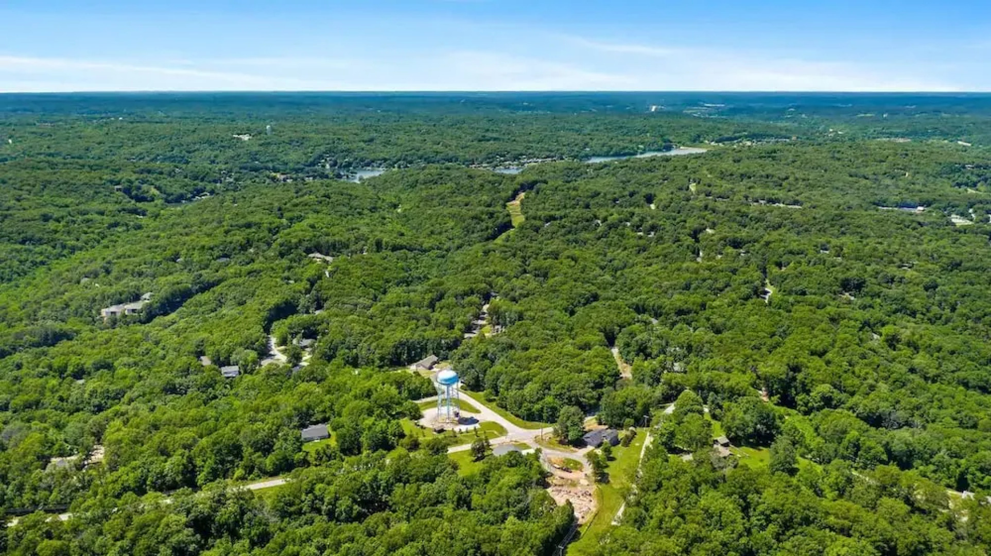 Tunnel Vision Trail Home -8 Min From Lake Windsor! 4 Bedroom Home by Redawning