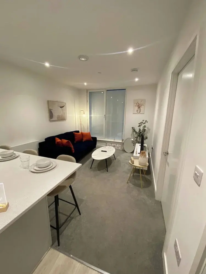 Lakeside - Central Apartment - Free Parking - Cinema Room