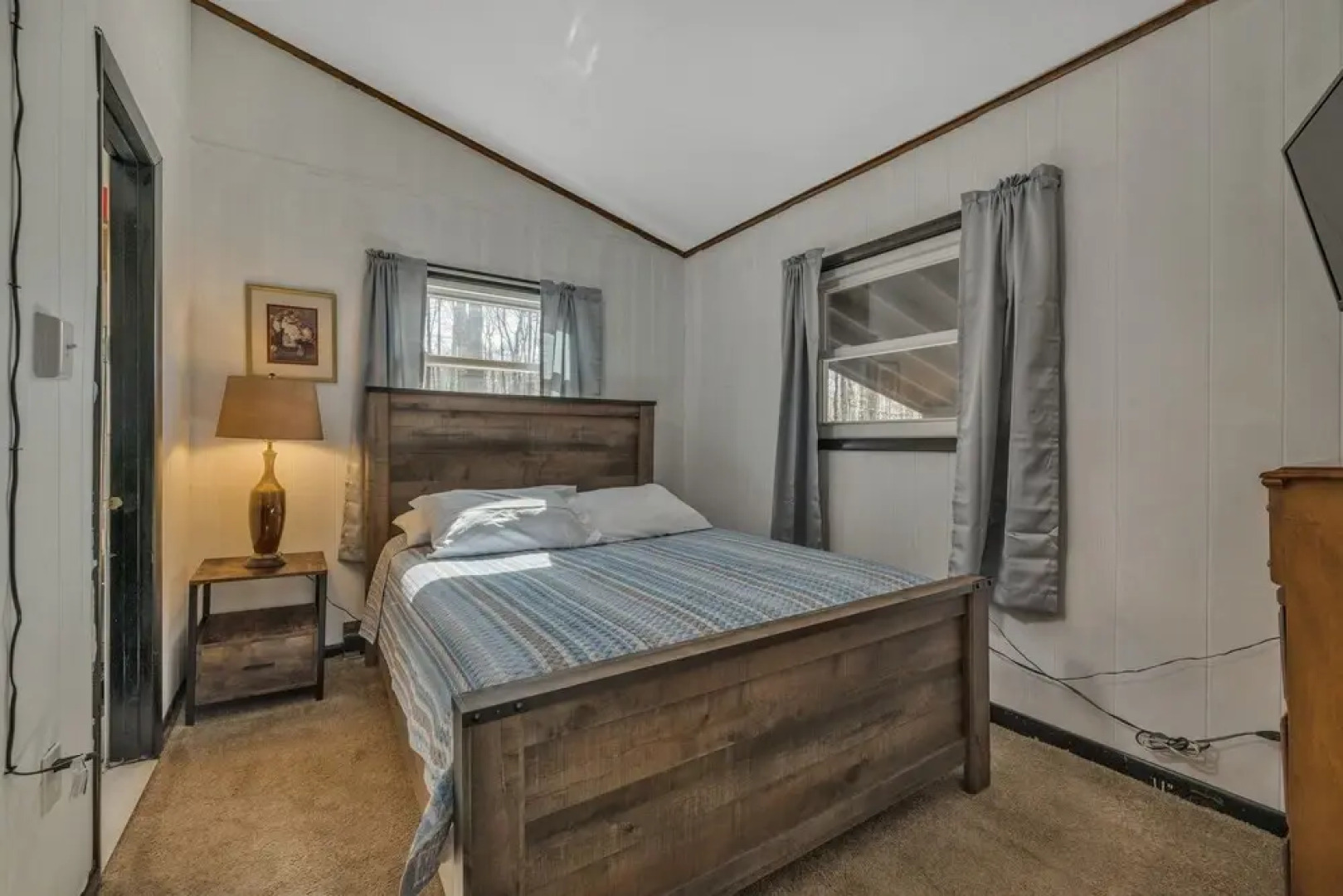 Nostalgic & Cozy Cabin: Steps To Pines Lake! Pet Friendly! 2 Bedroom Cabin by Redawning