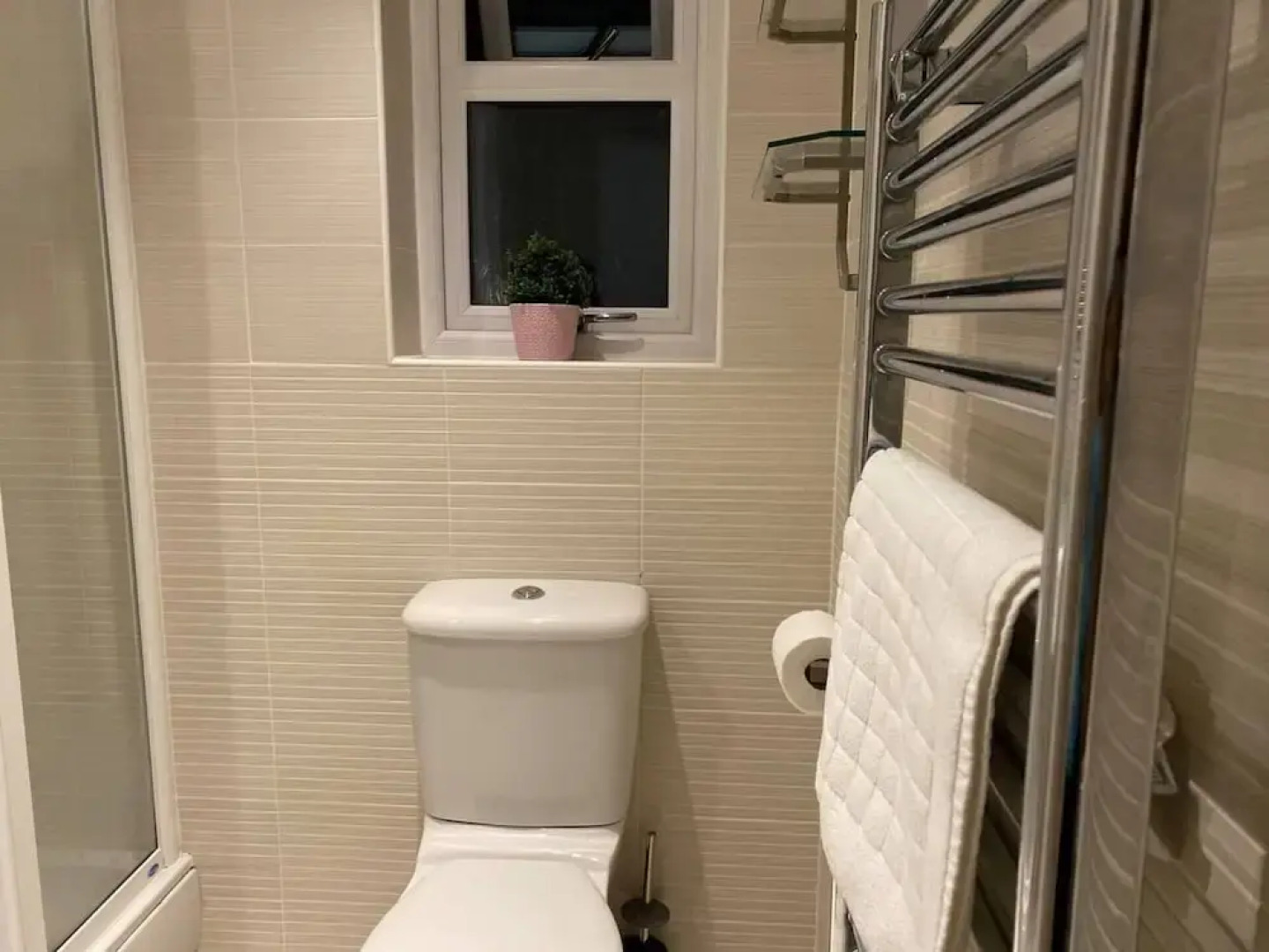 4-bed House With Private Garden in Barnsley!